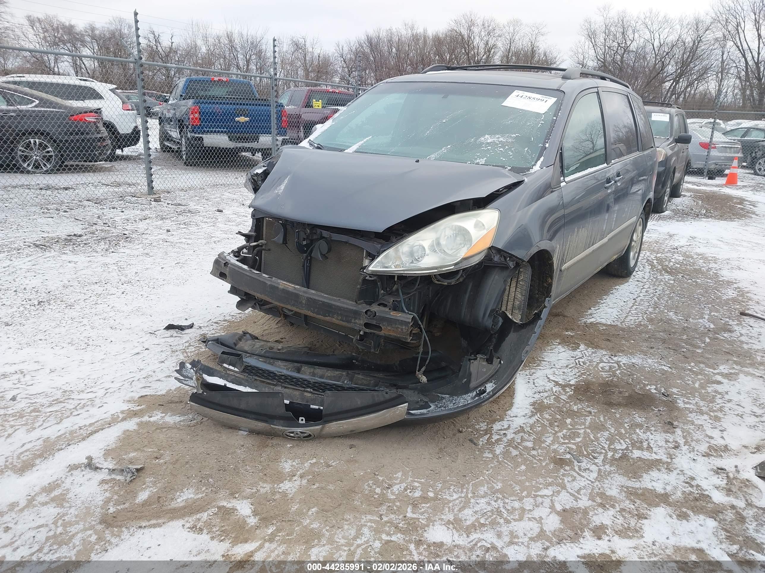 TOYOTA SIENNA image 2