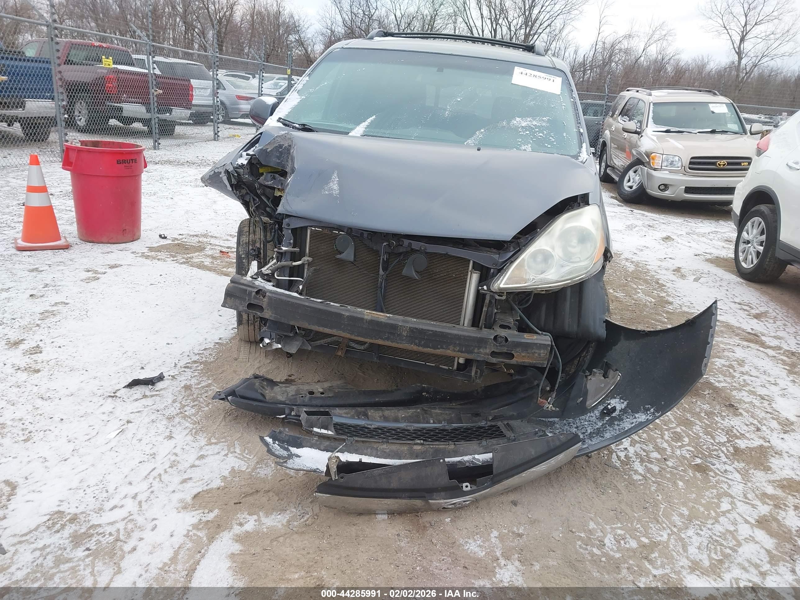 TOYOTA SIENNA image 6