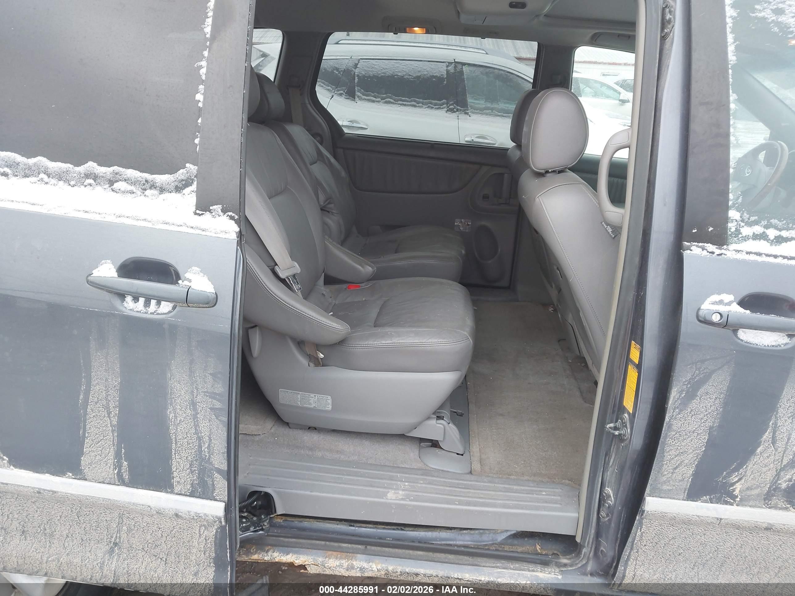TOYOTA SIENNA image 8