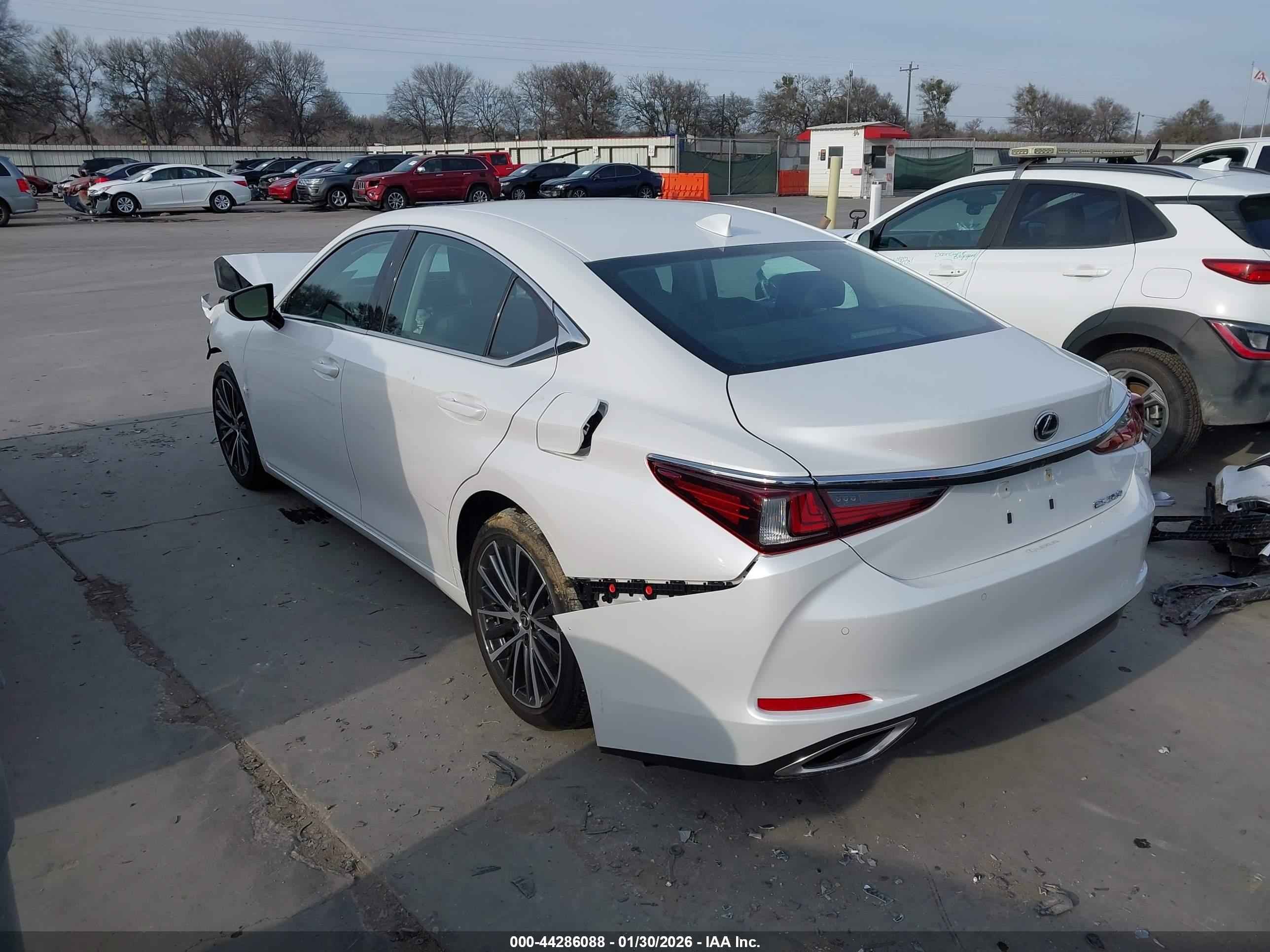 LEXUS ES image 3