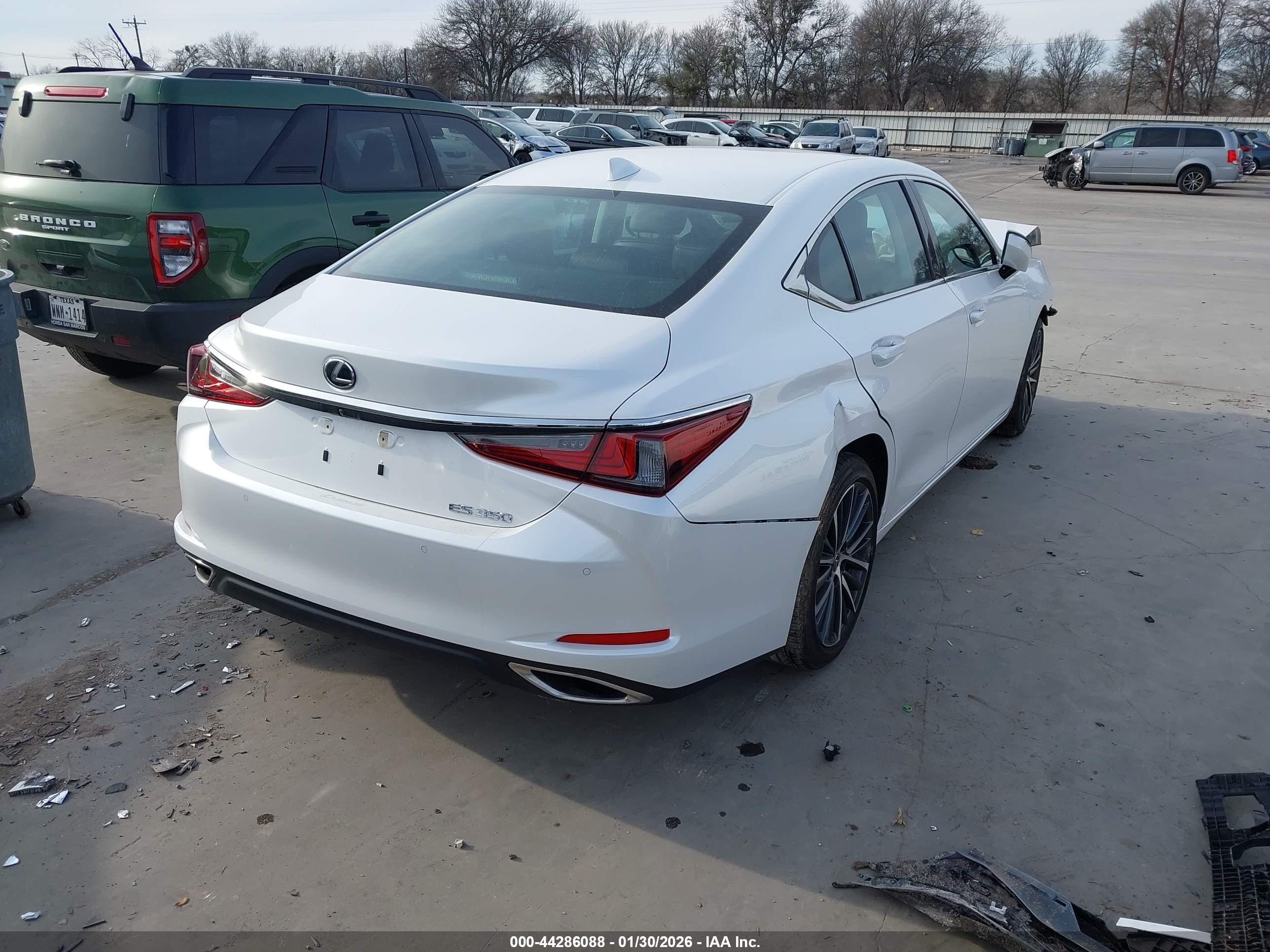 LEXUS ES image 4