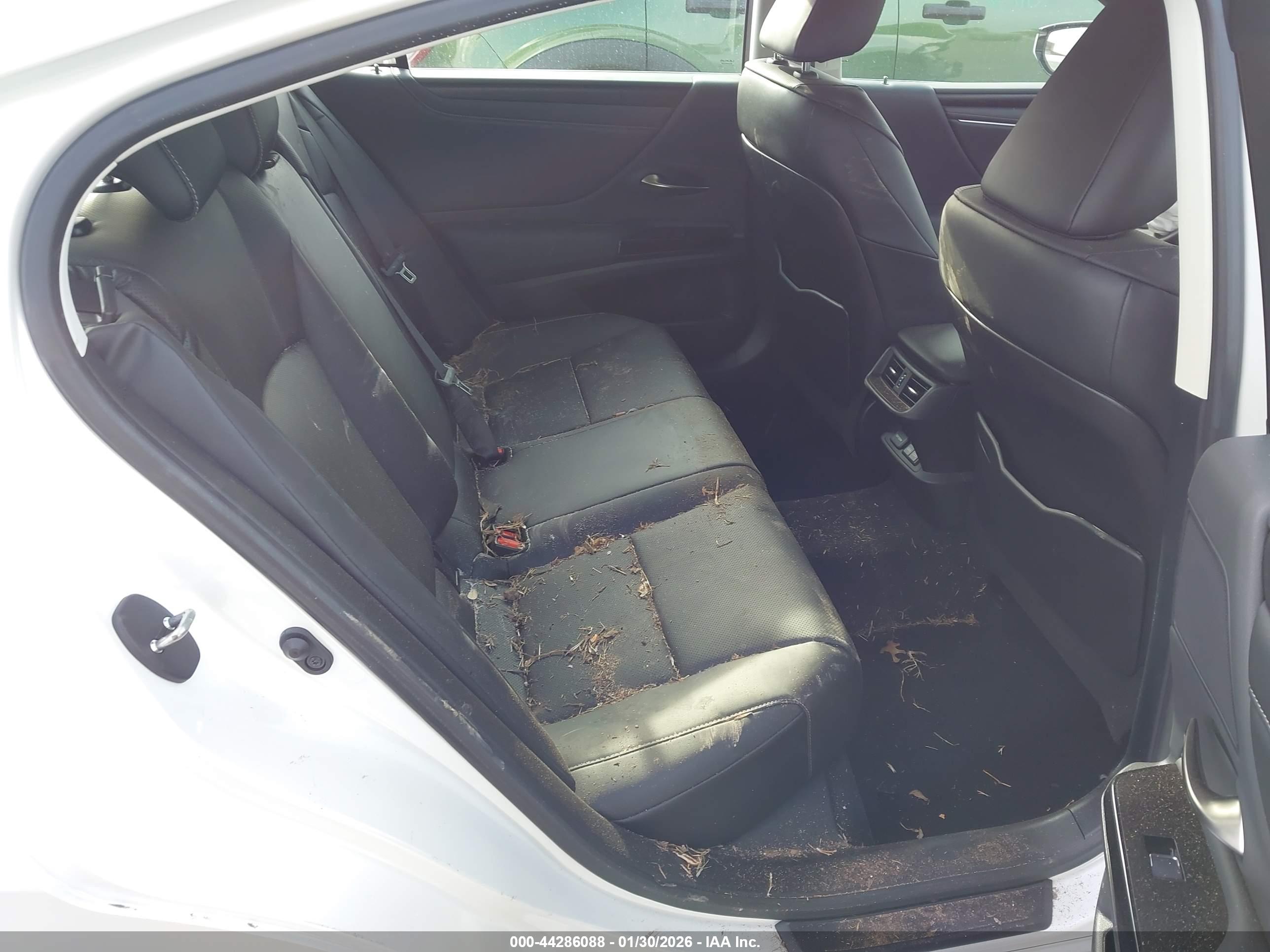 LEXUS ES image 8