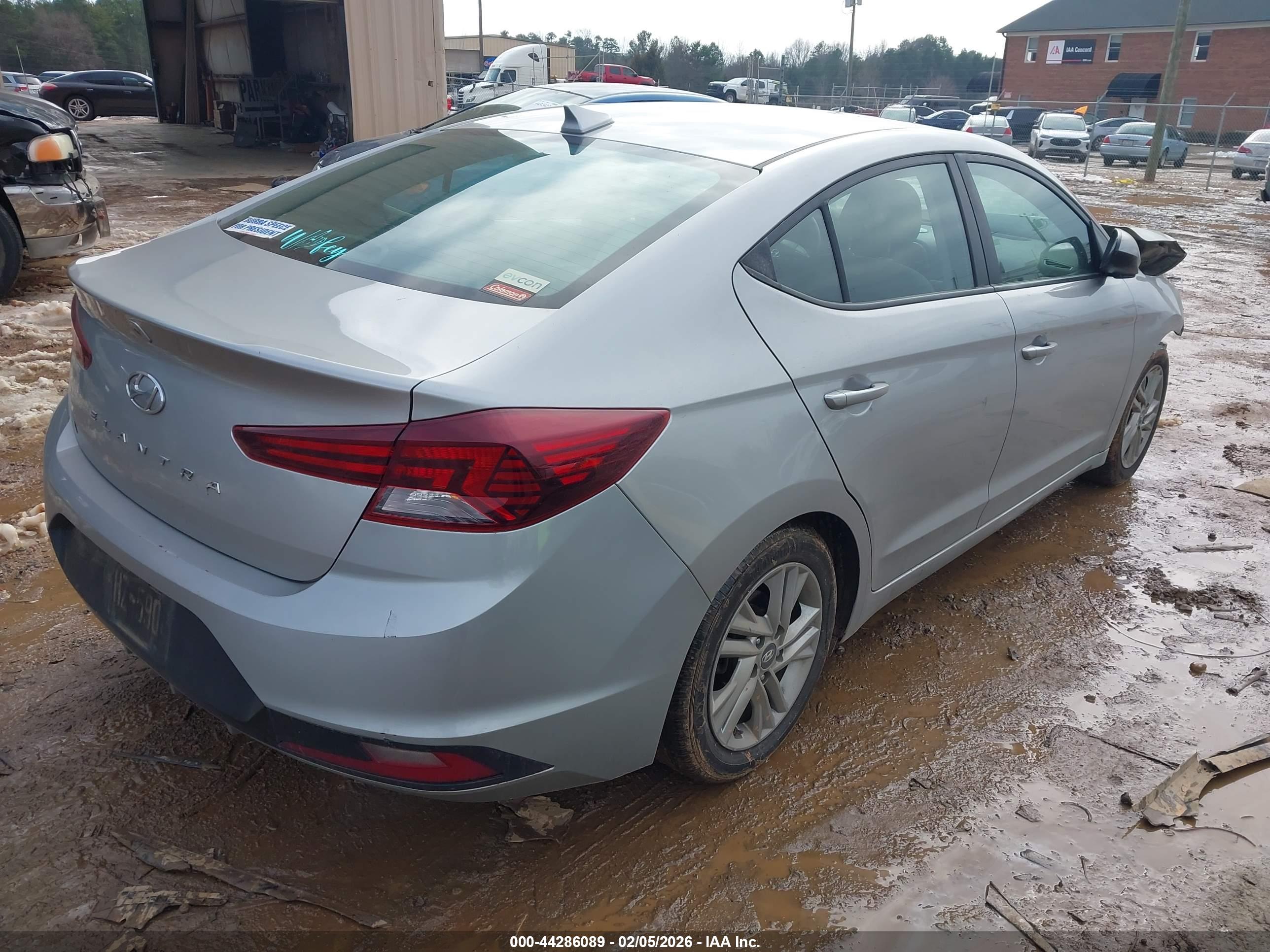 HYUNDAI ELANTRA image 4