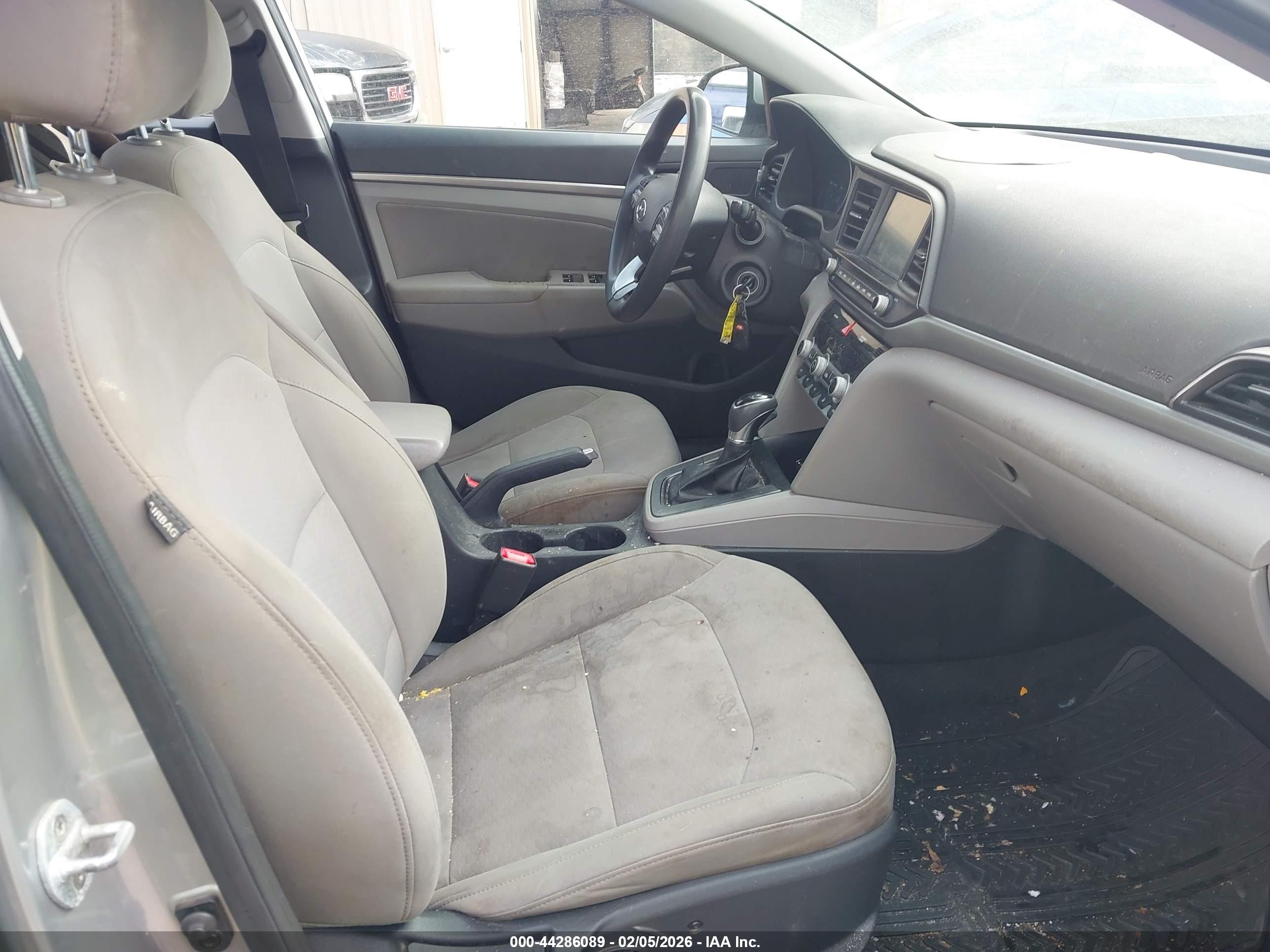 HYUNDAI ELANTRA image 5