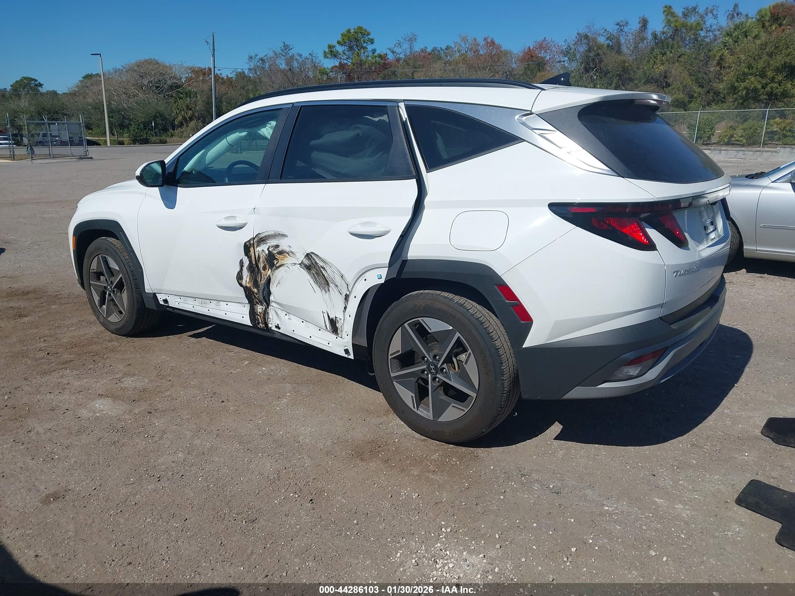 HYUNDAI TUCSON image 3
