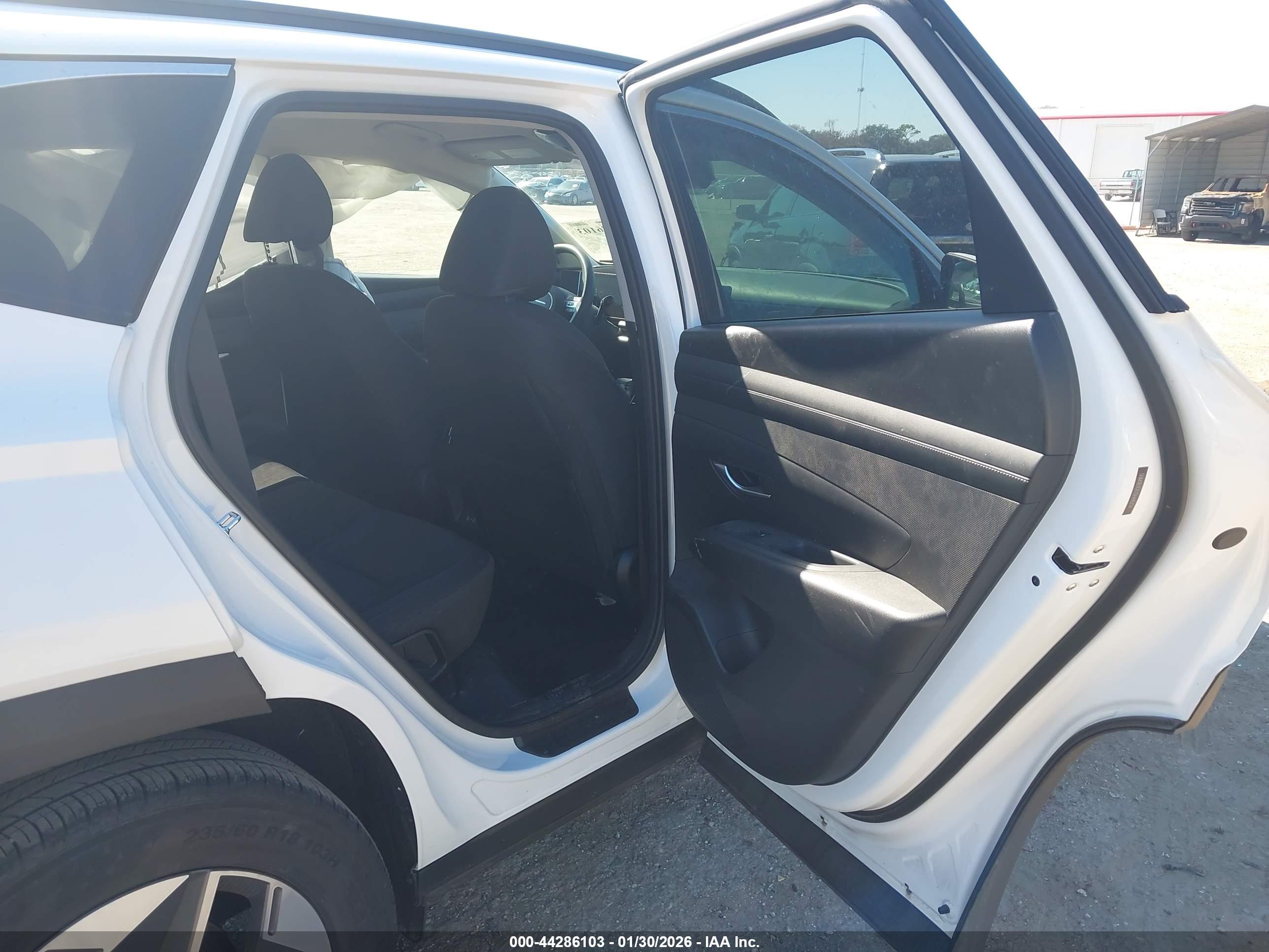 HYUNDAI TUCSON image 8