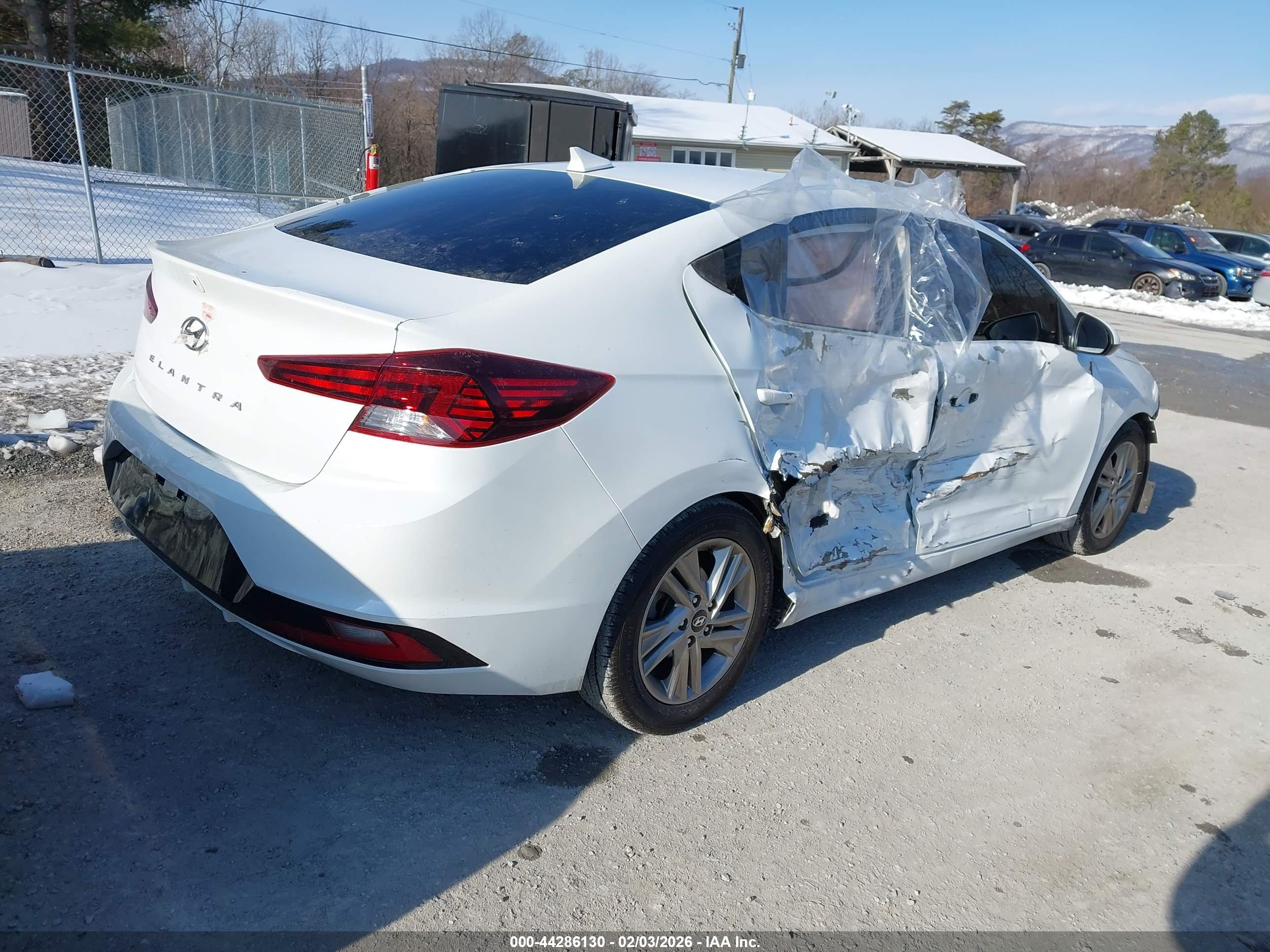HYUNDAI ELANTRA image 4