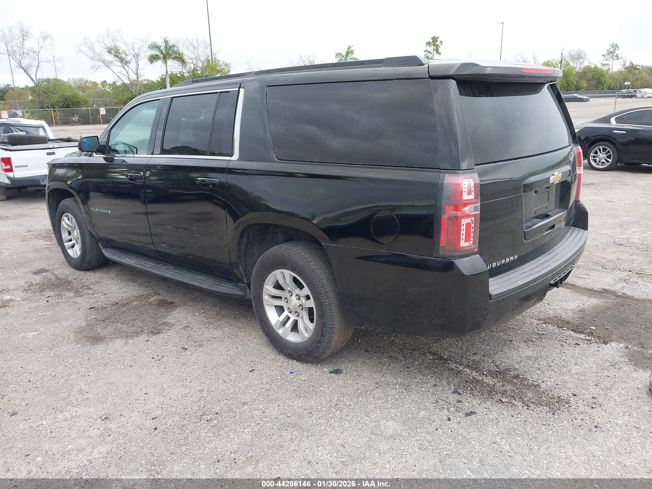 CHEVROLET SUBURBAN image 3