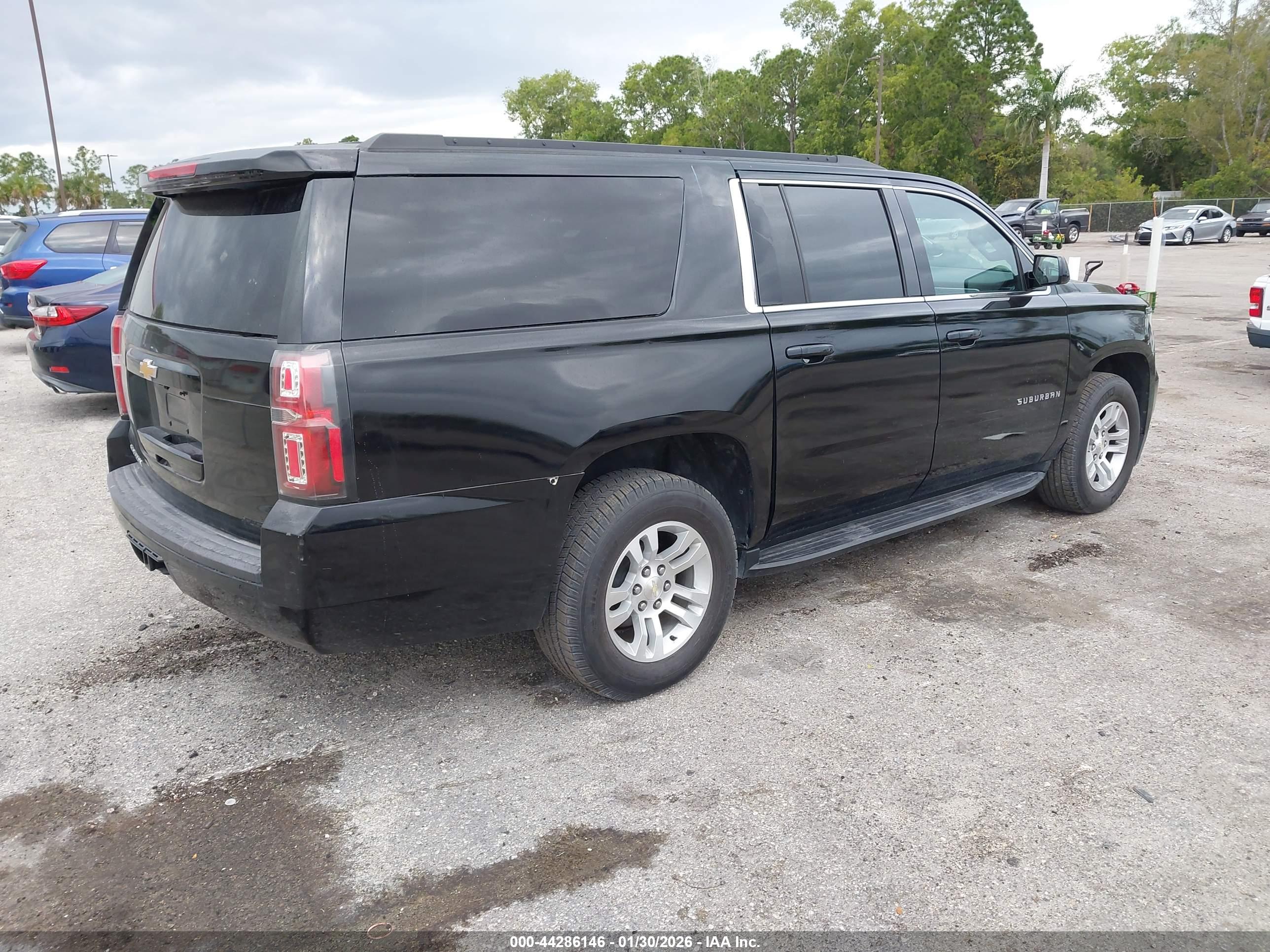 CHEVROLET SUBURBAN image 4