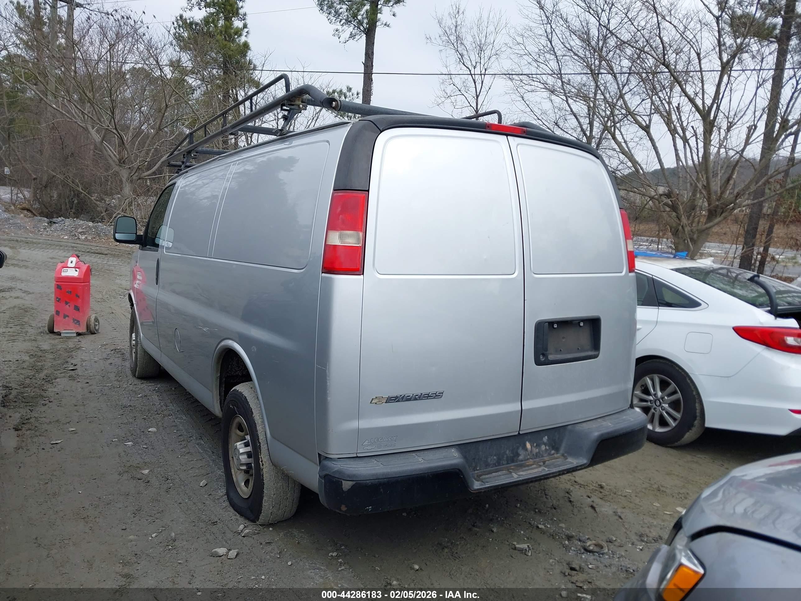 CHEVROLET EXPRESS image 3