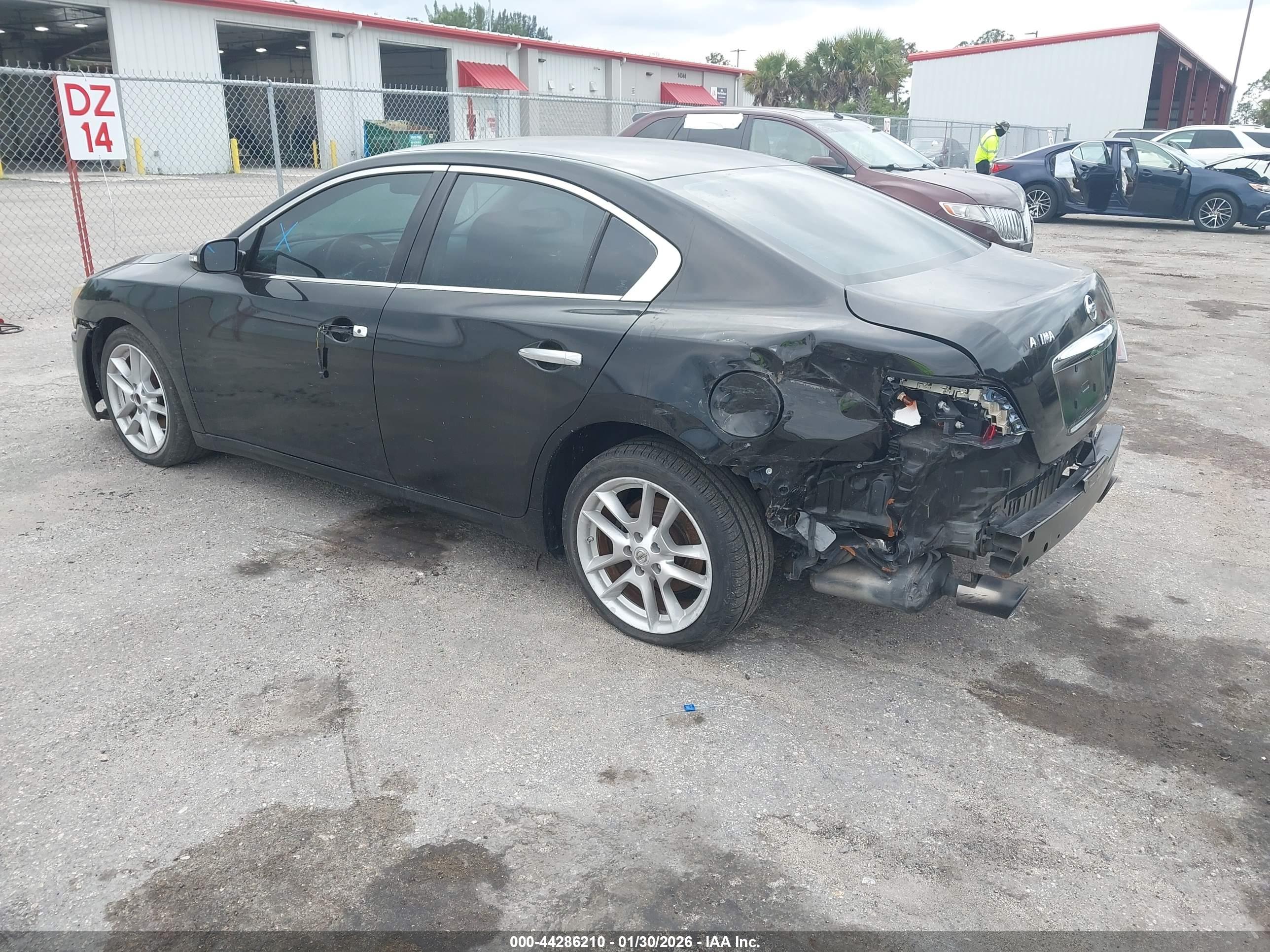NISSAN MAXIMA image 3