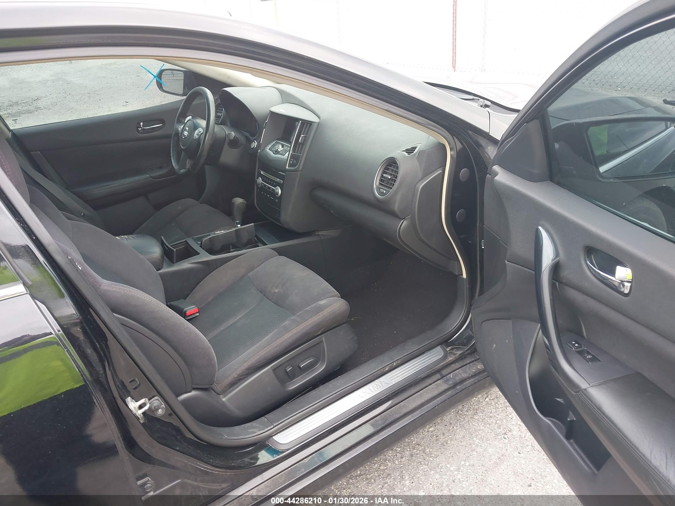NISSAN MAXIMA image 5
