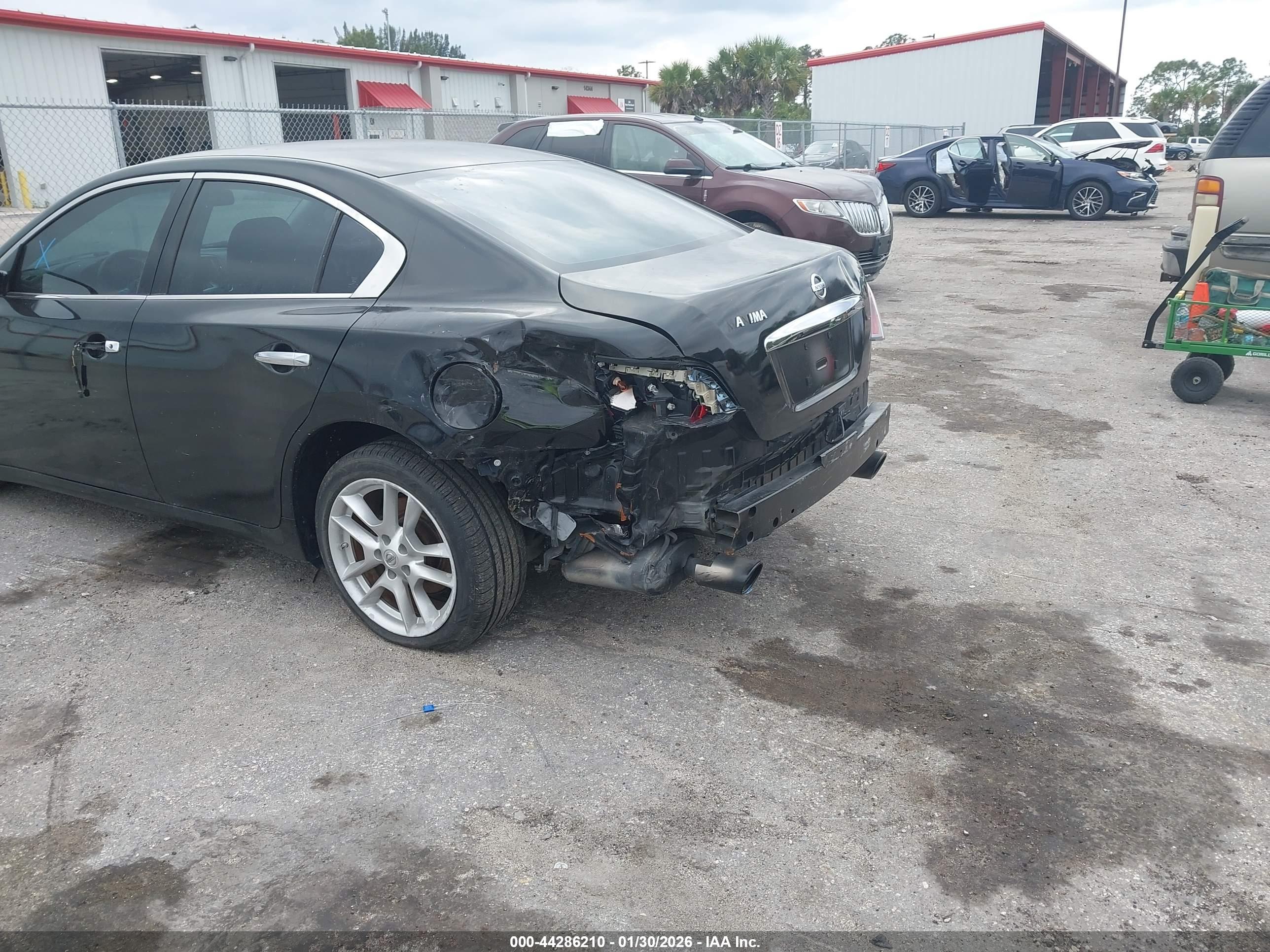 NISSAN MAXIMA image 6