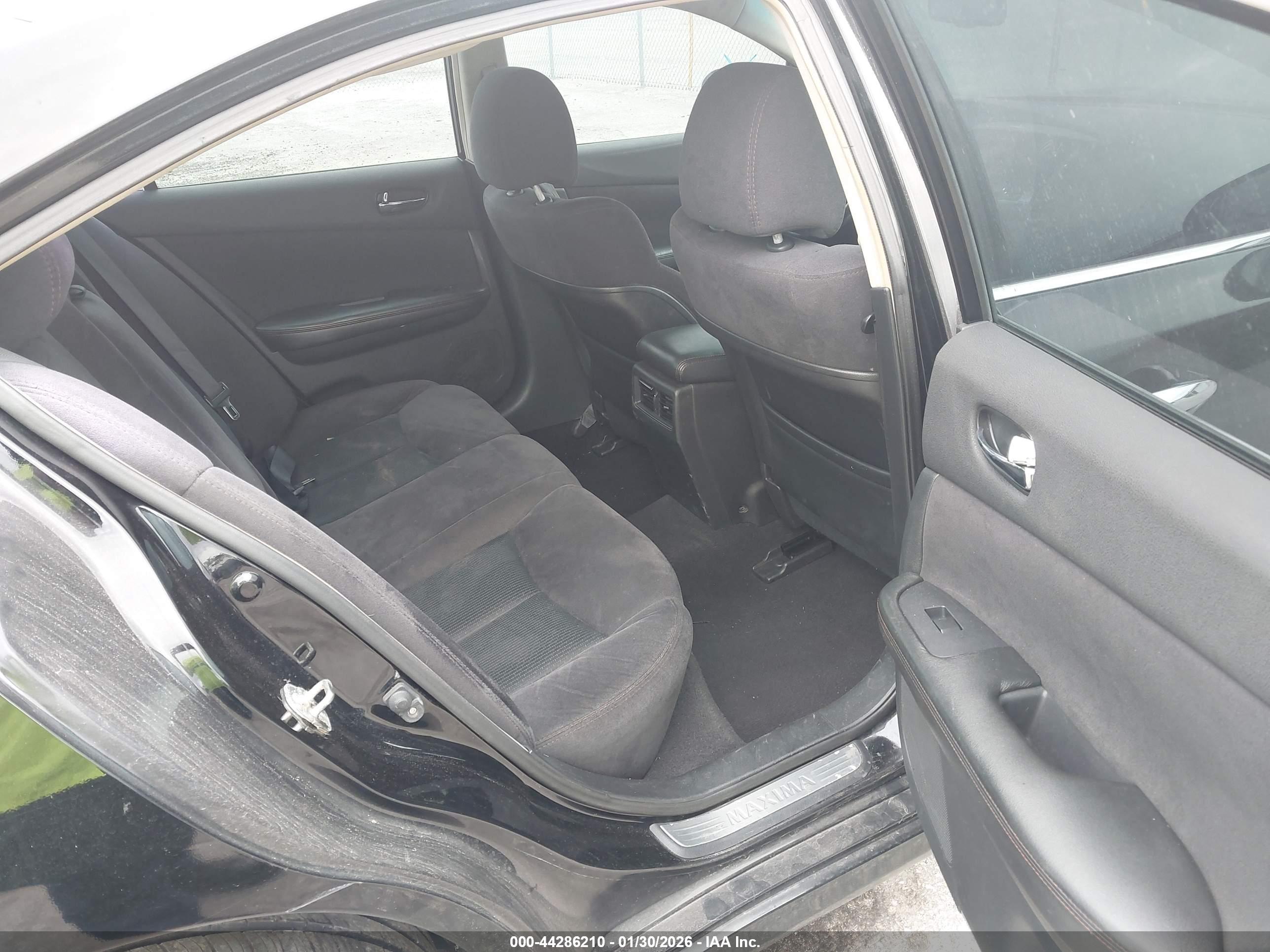 NISSAN MAXIMA image 8