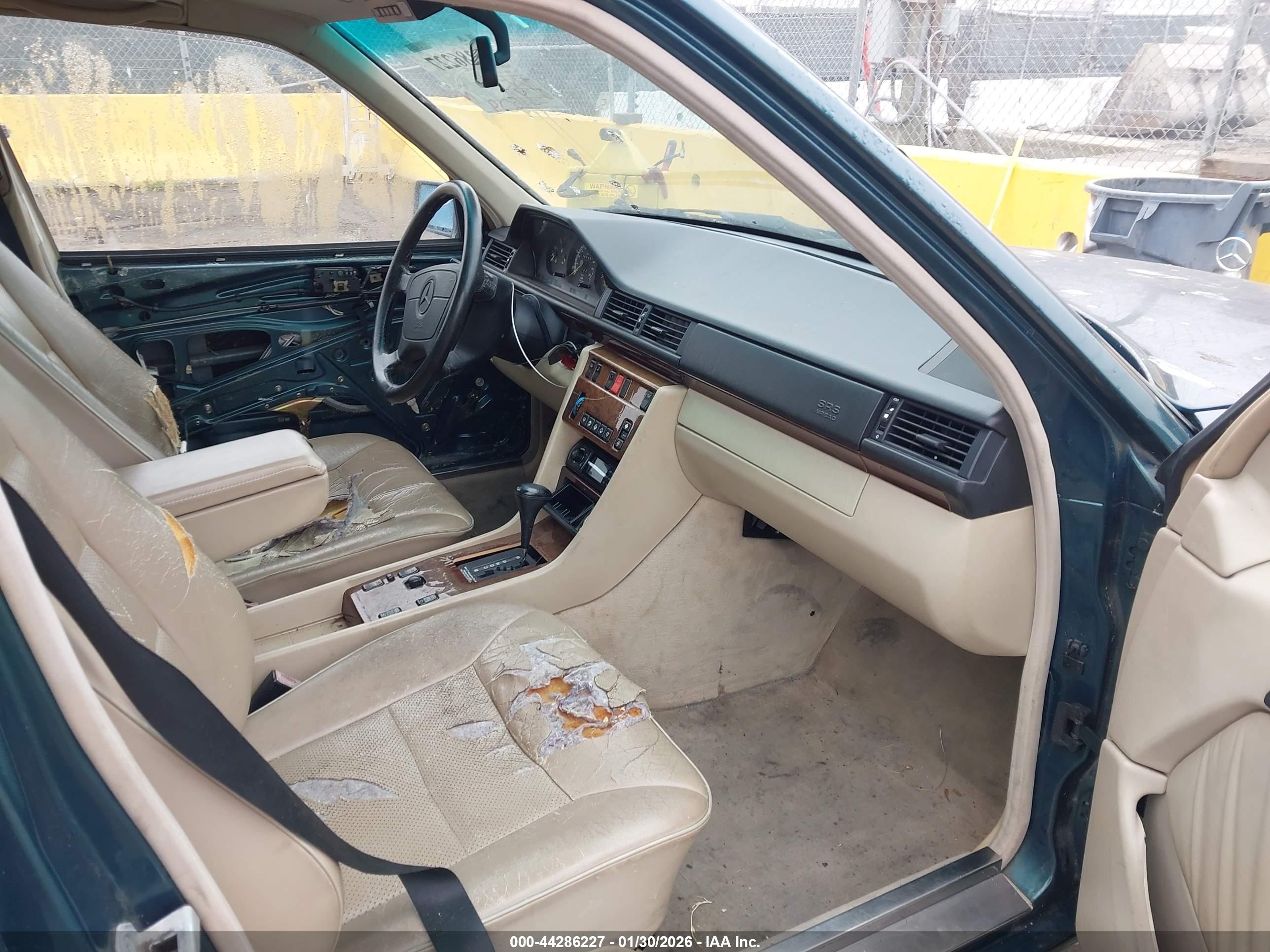 MERCEDES-BENZ E image 5