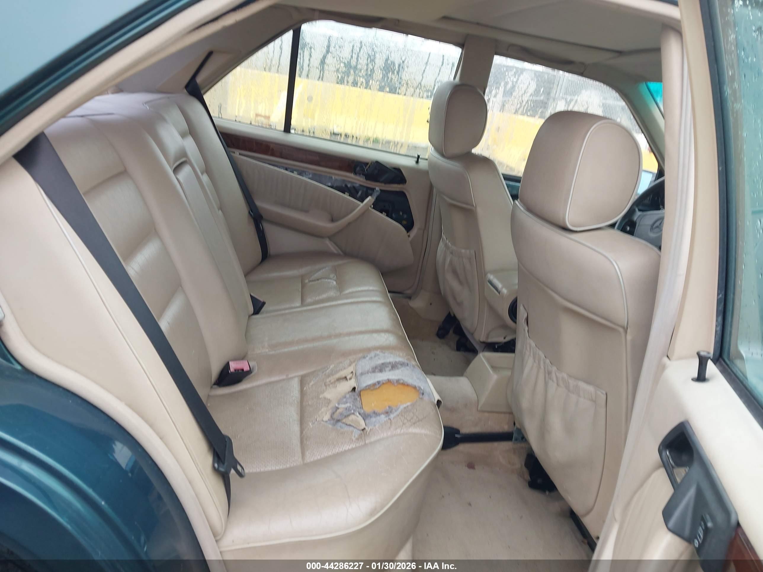 MERCEDES-BENZ E image 8