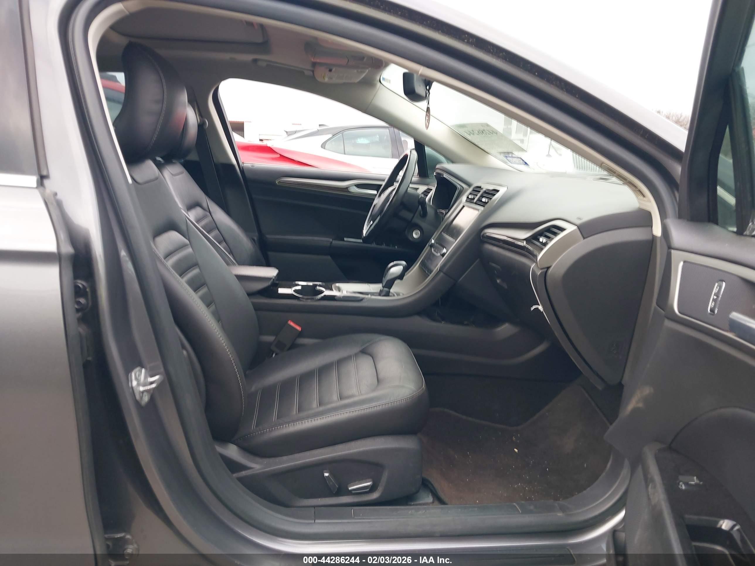 FORD FUSION image 5