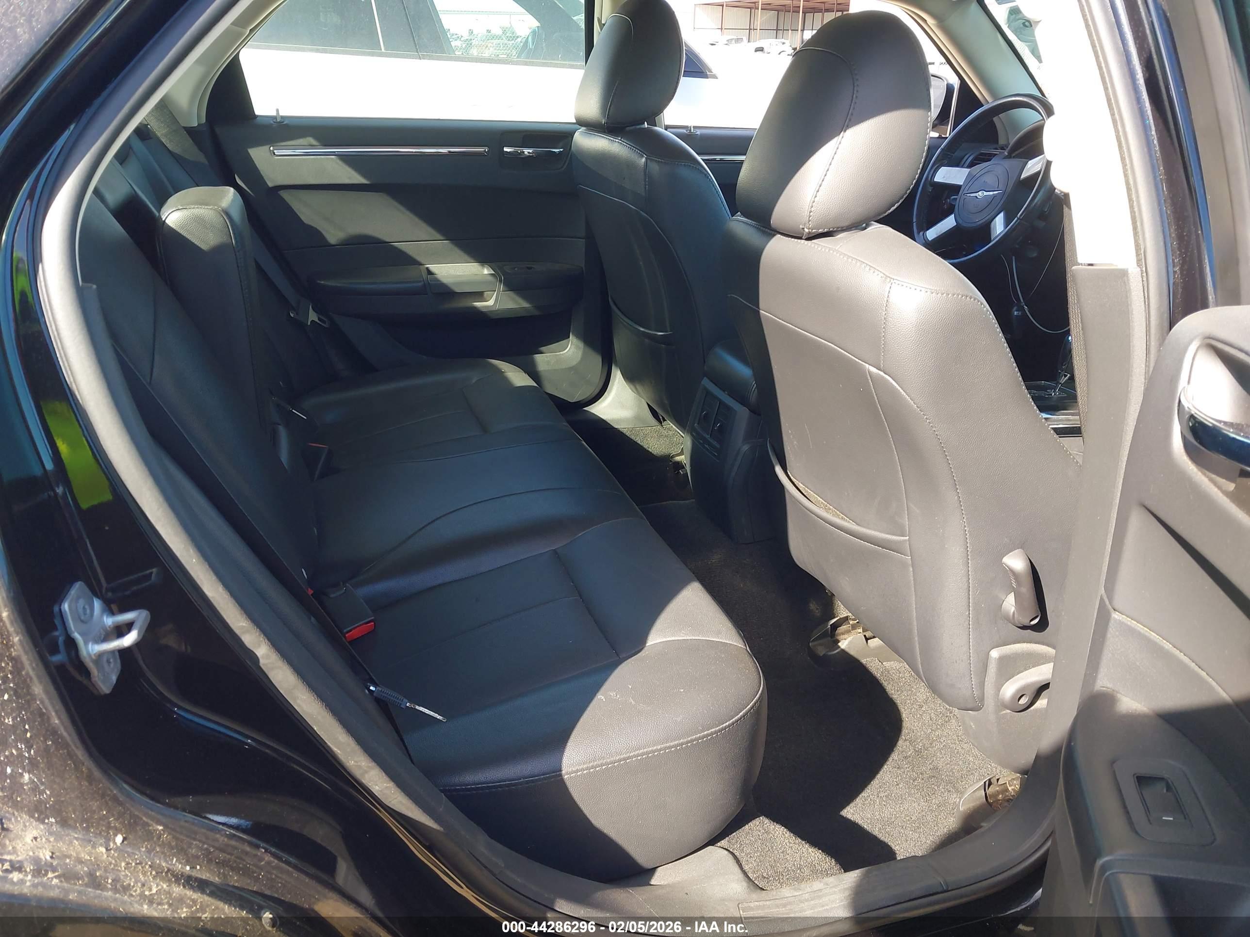 CHRYSLER 300 image 8