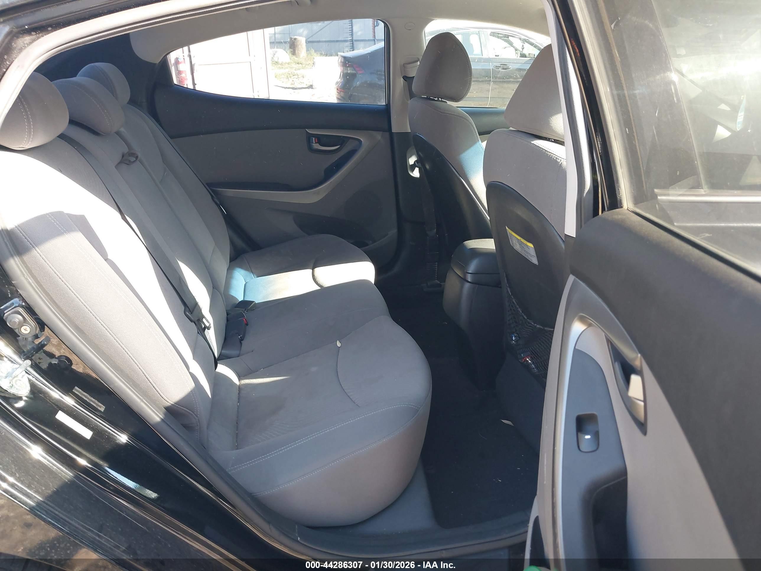 HYUNDAI ELANTRA image 8