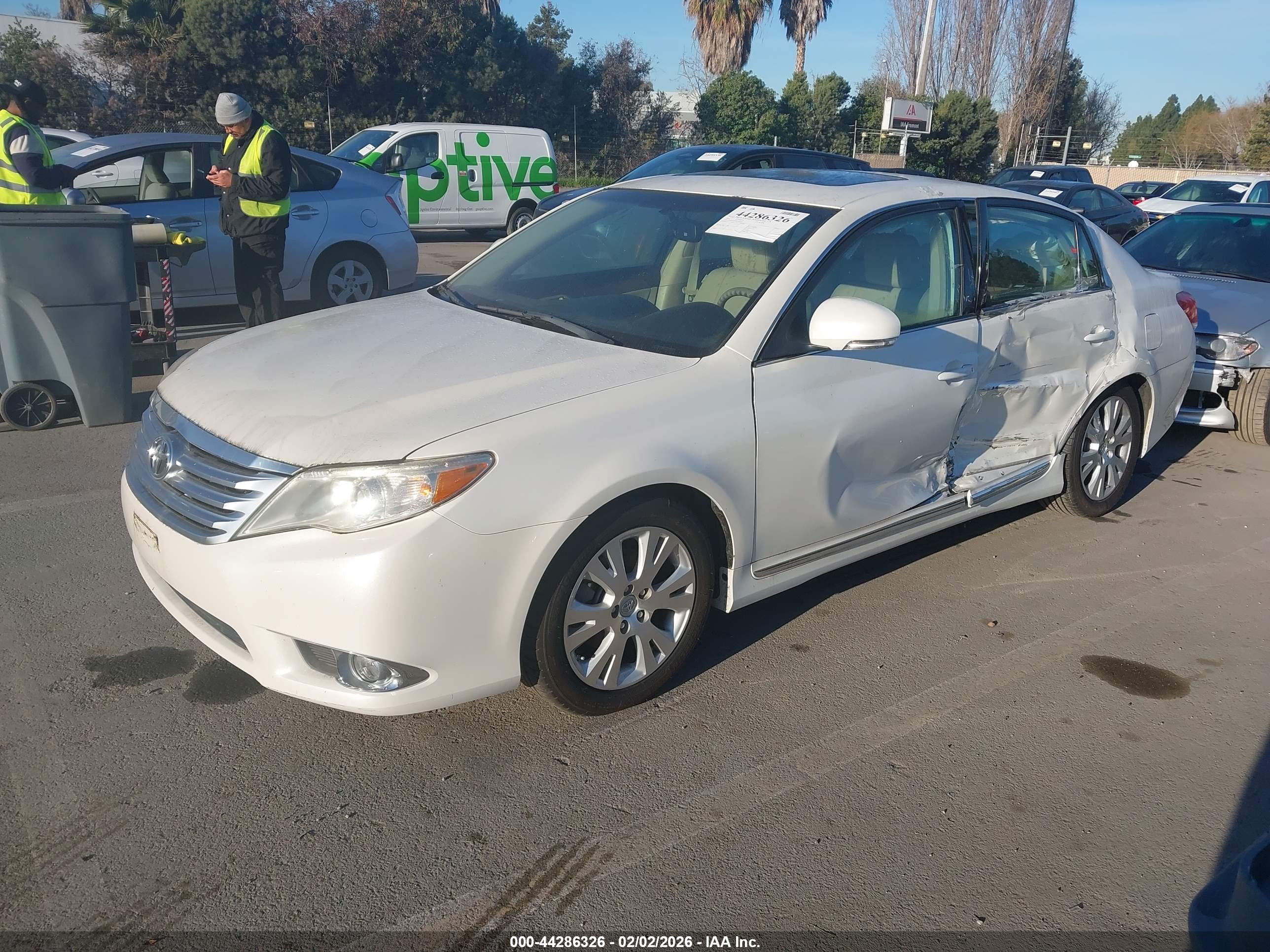 TOYOTA AVALON image 2