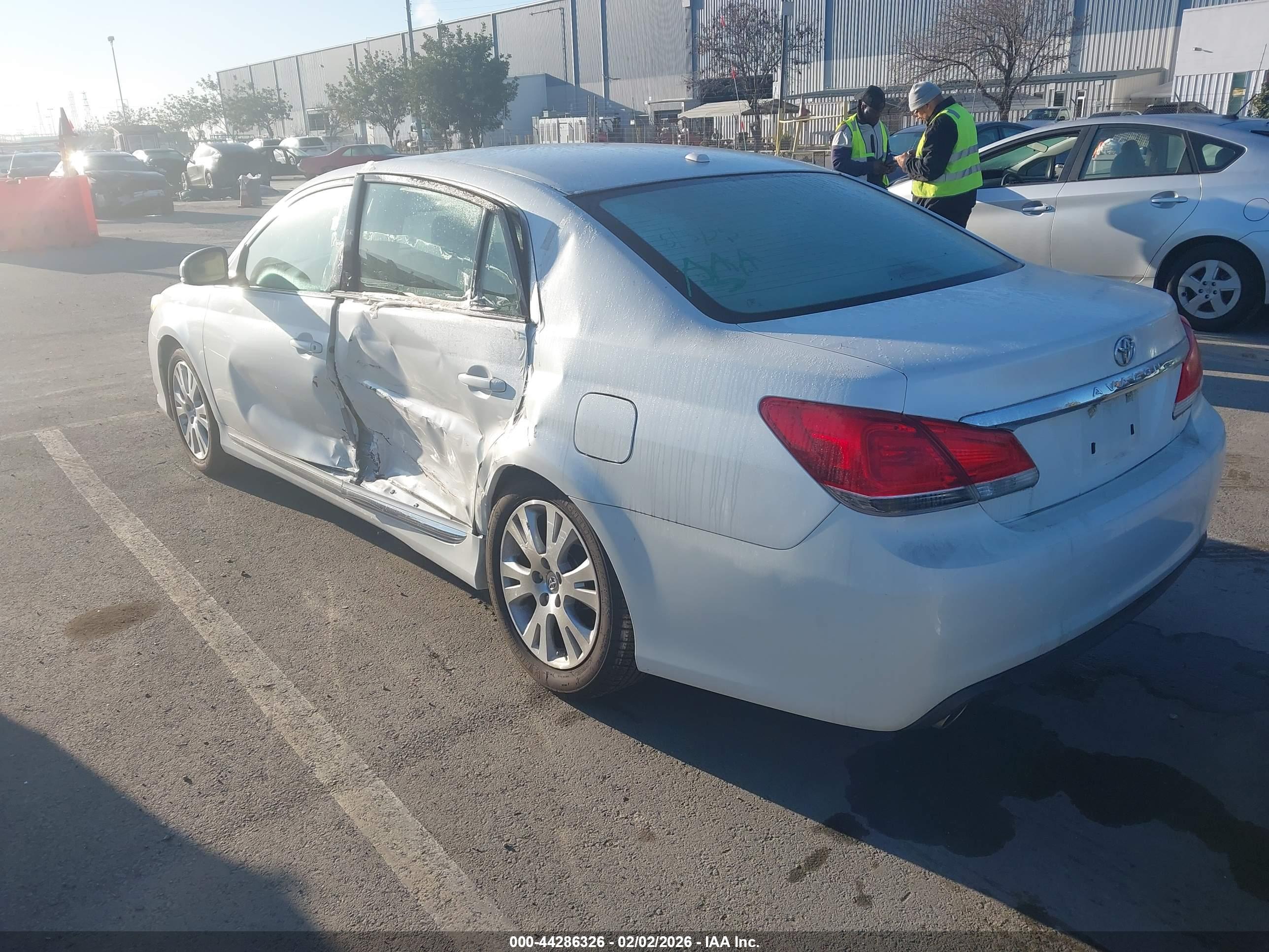 TOYOTA AVALON image 3