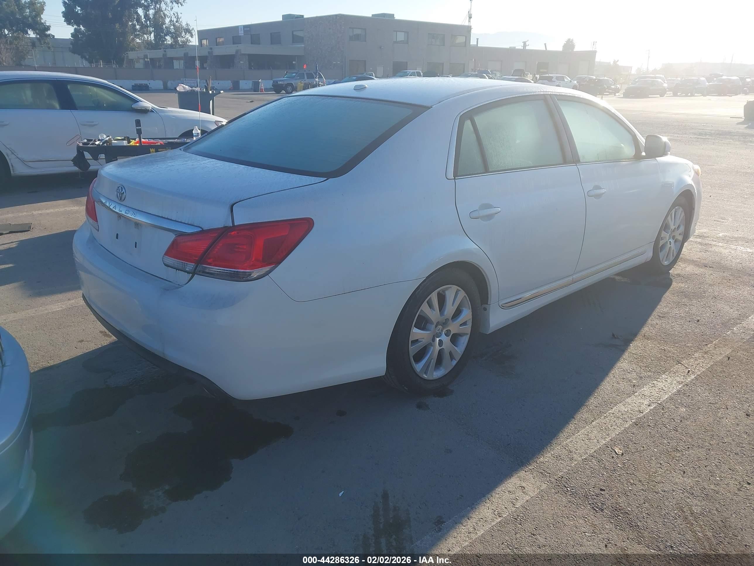 TOYOTA AVALON image 4