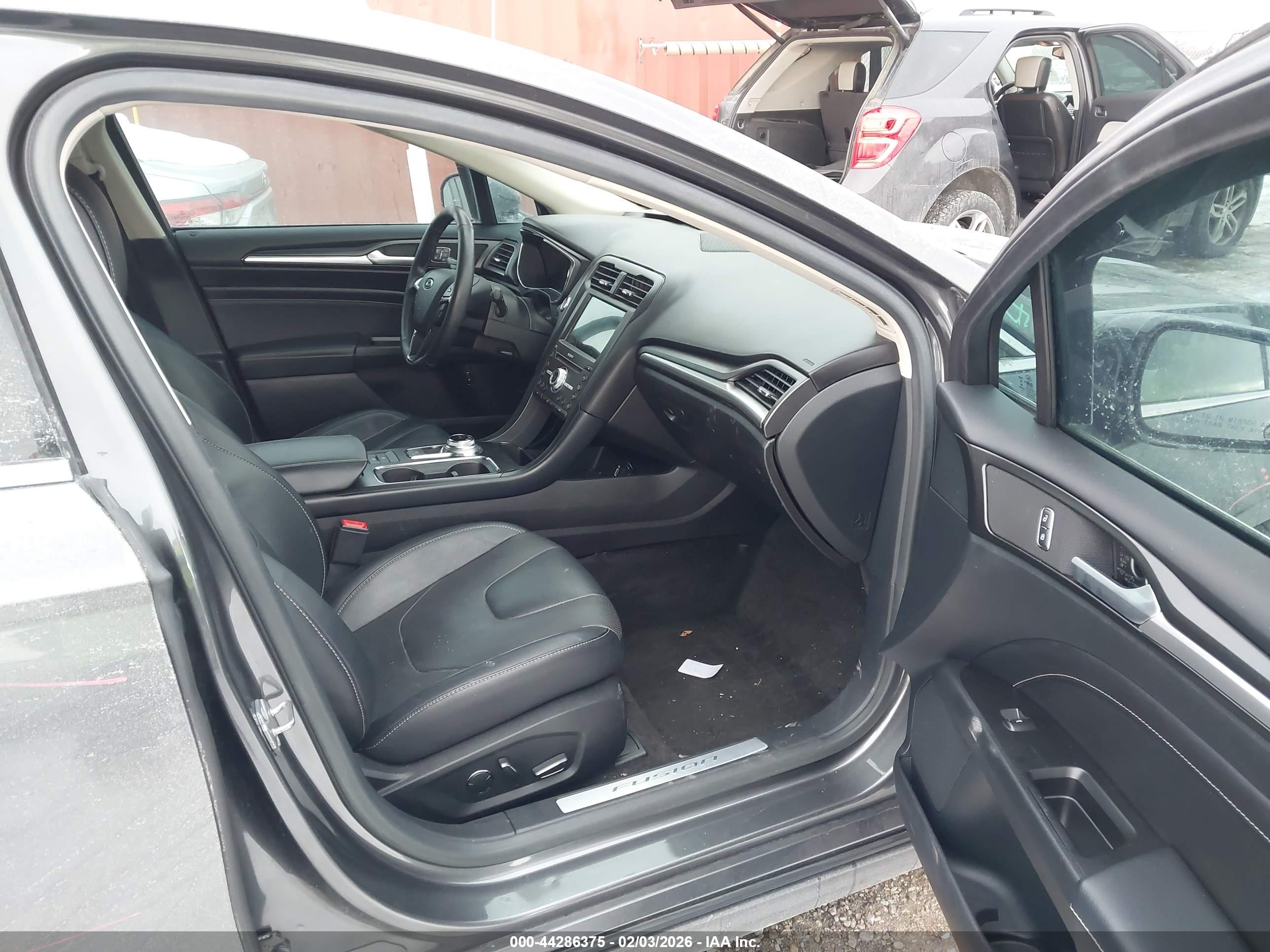 FORD FUSION image 5