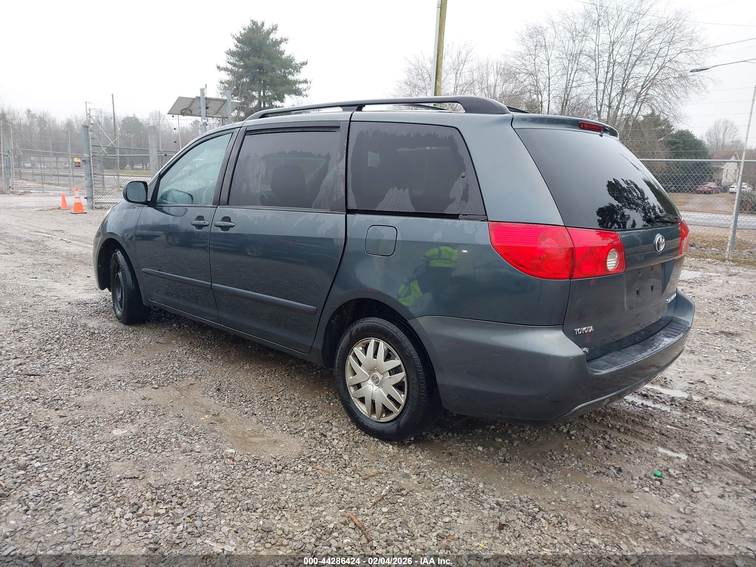 TOYOTA SIENNA image 3