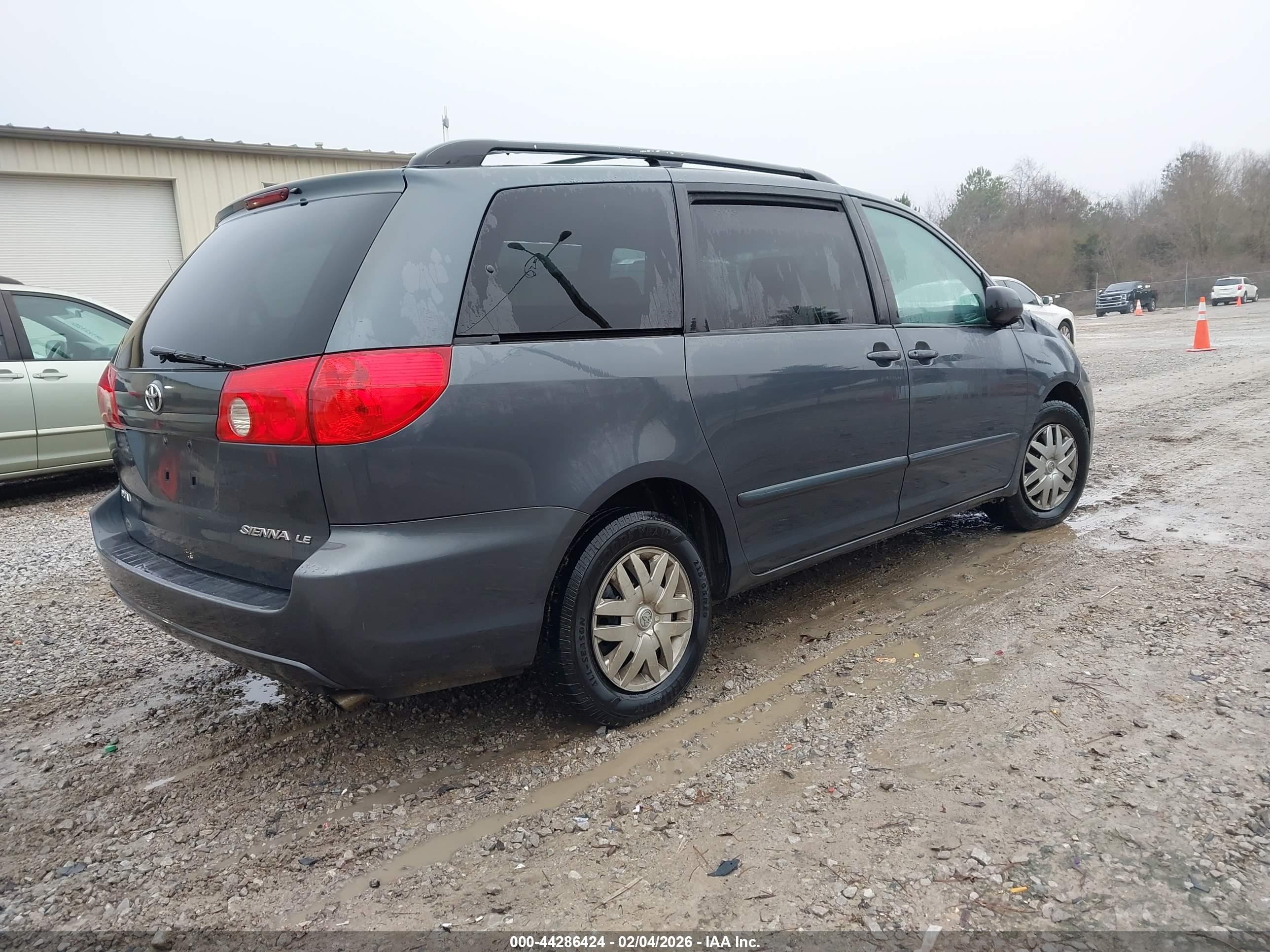 TOYOTA SIENNA image 4