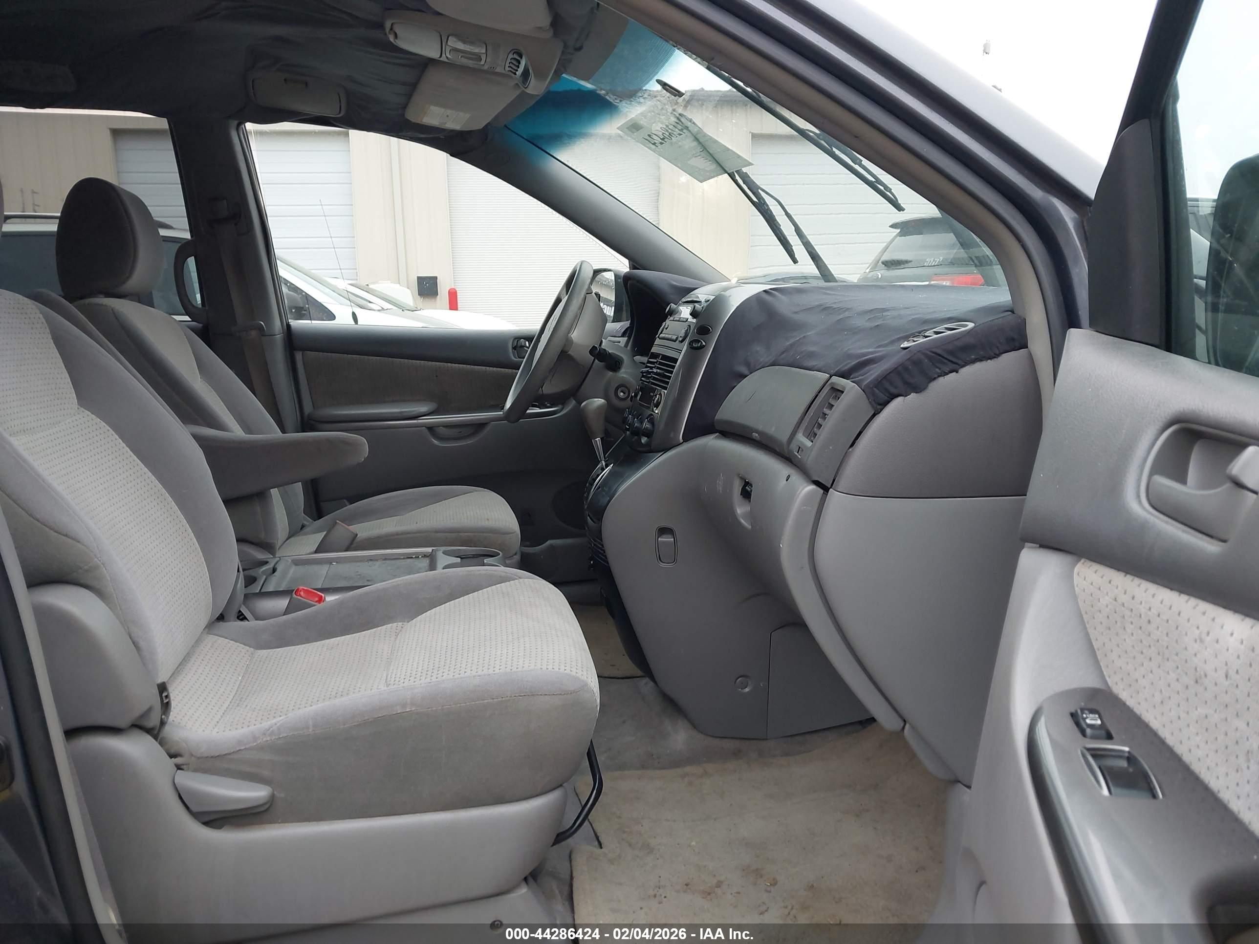 TOYOTA SIENNA image 5