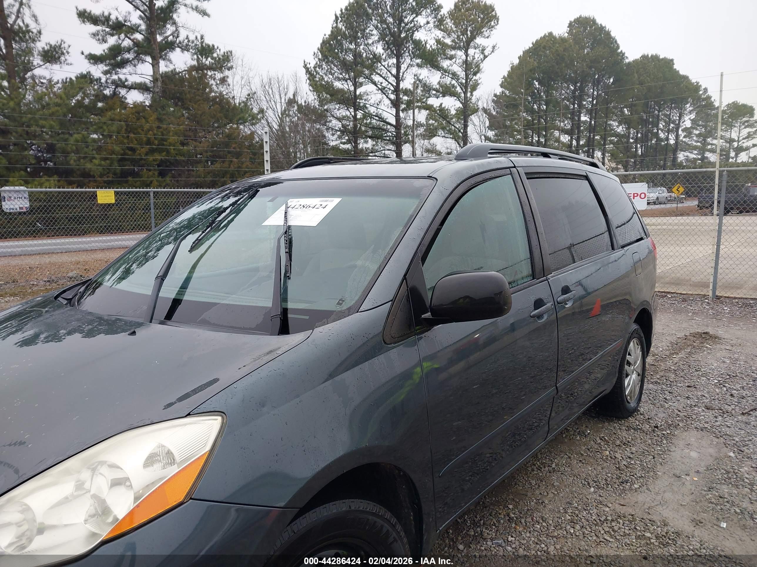 TOYOTA SIENNA image 6