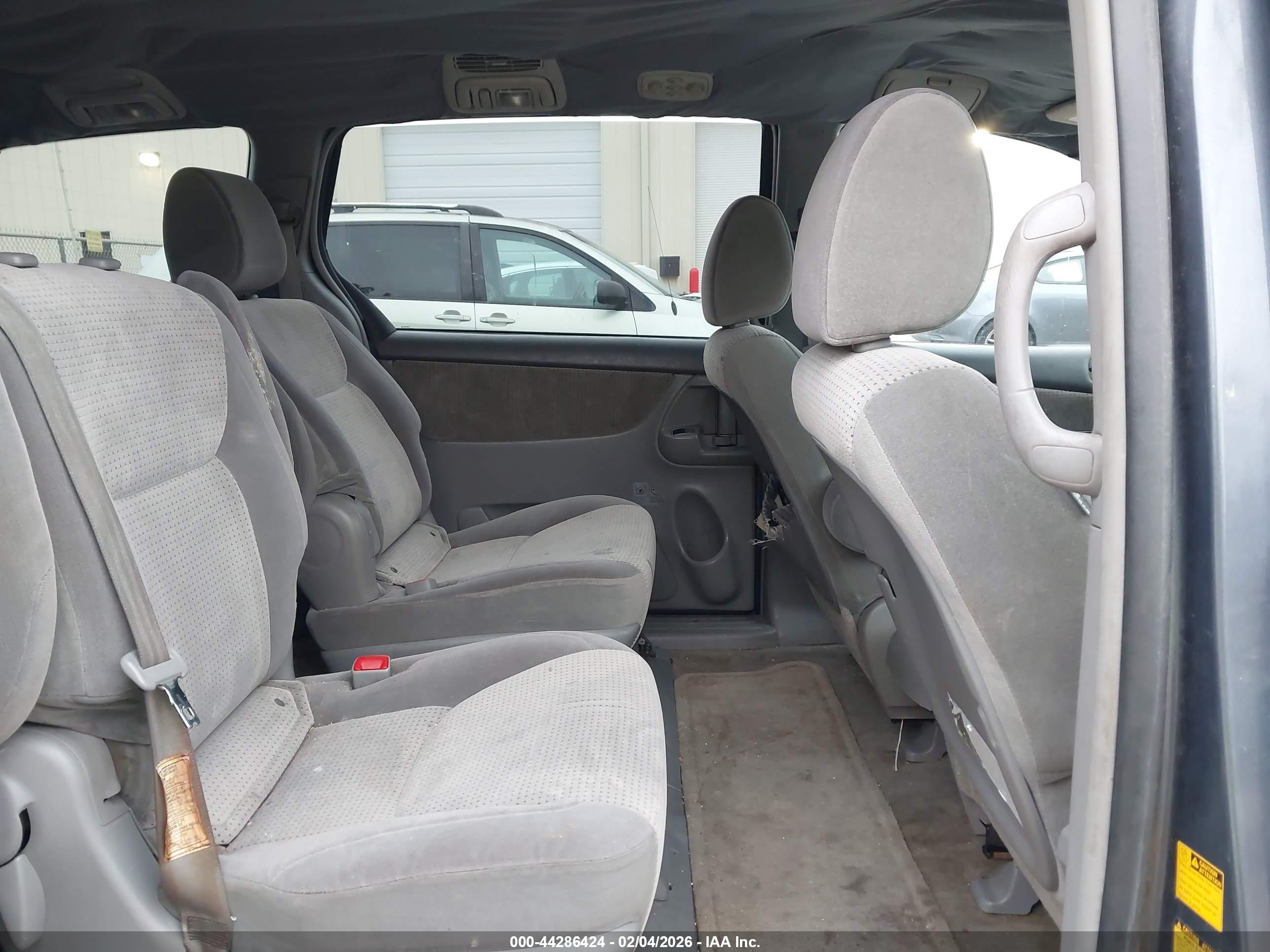 TOYOTA SIENNA image 8