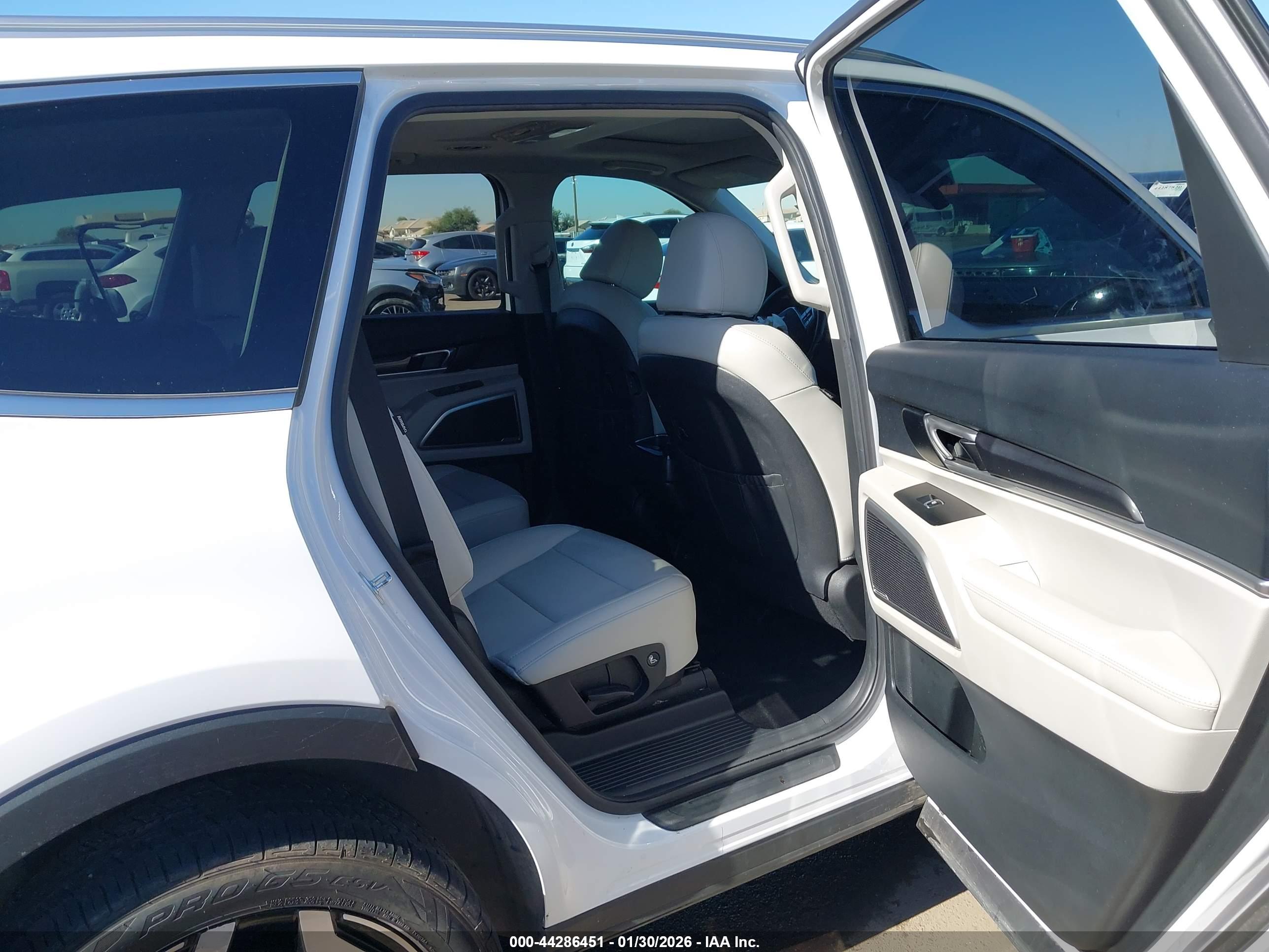KIA TELLURIDE image 8