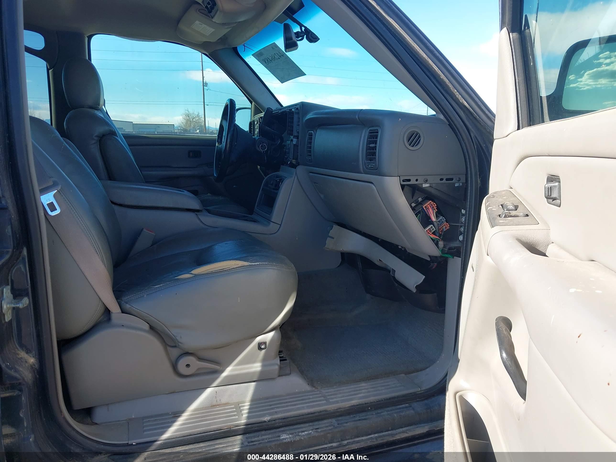 CHEVROLET SUBURBAN image 5