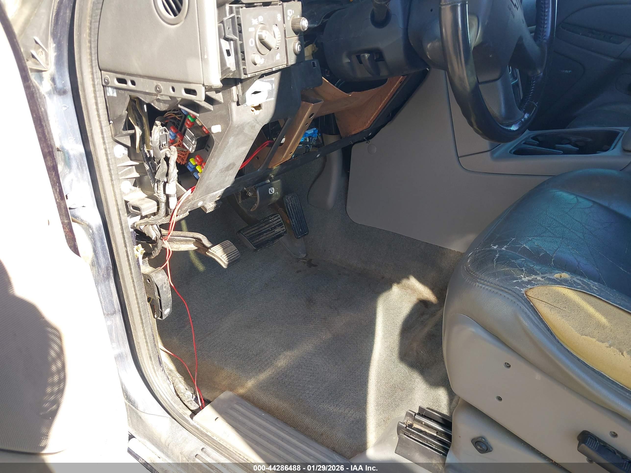 CHEVROLET SUBURBAN image 6