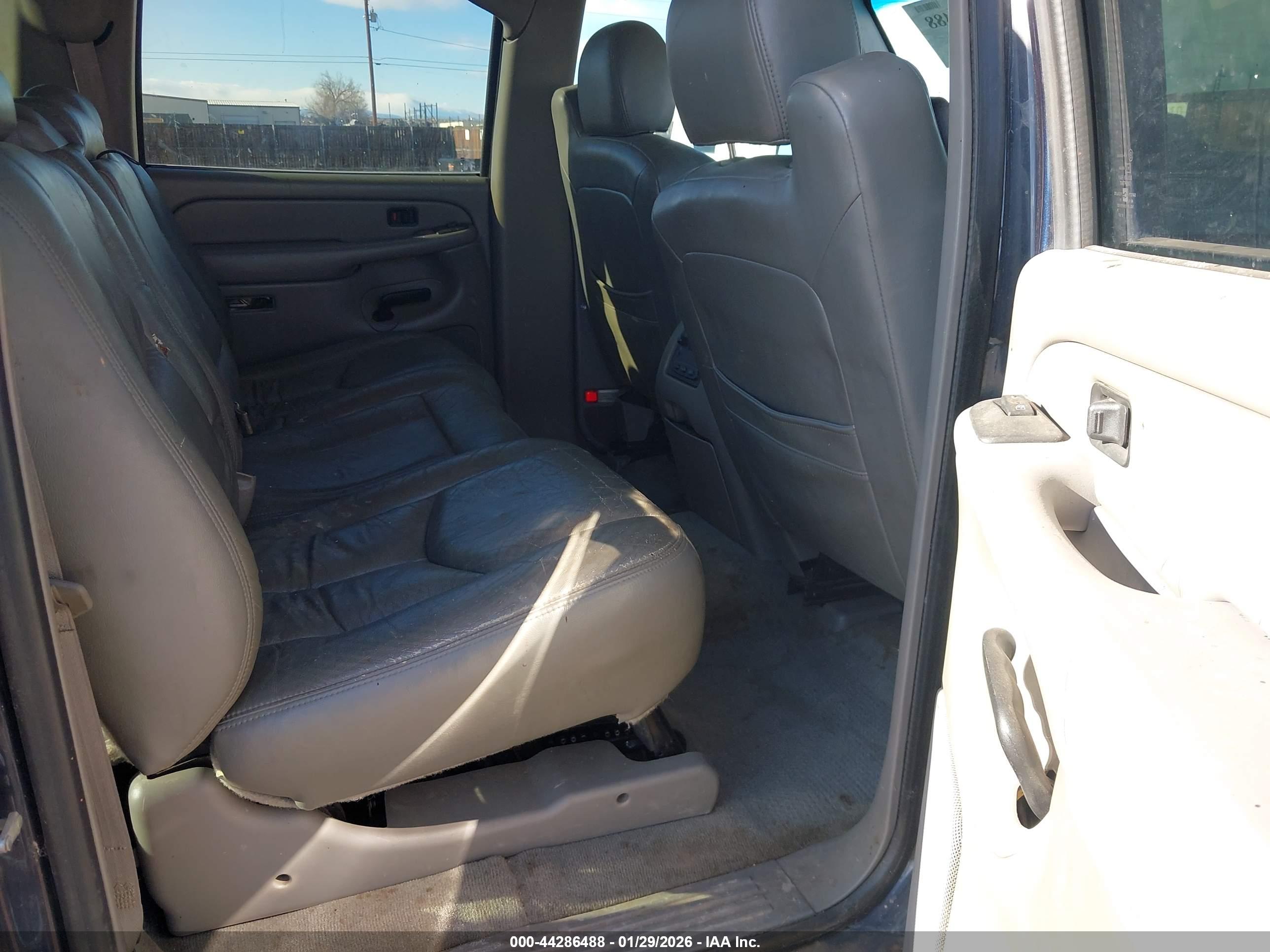 CHEVROLET SUBURBAN image 8