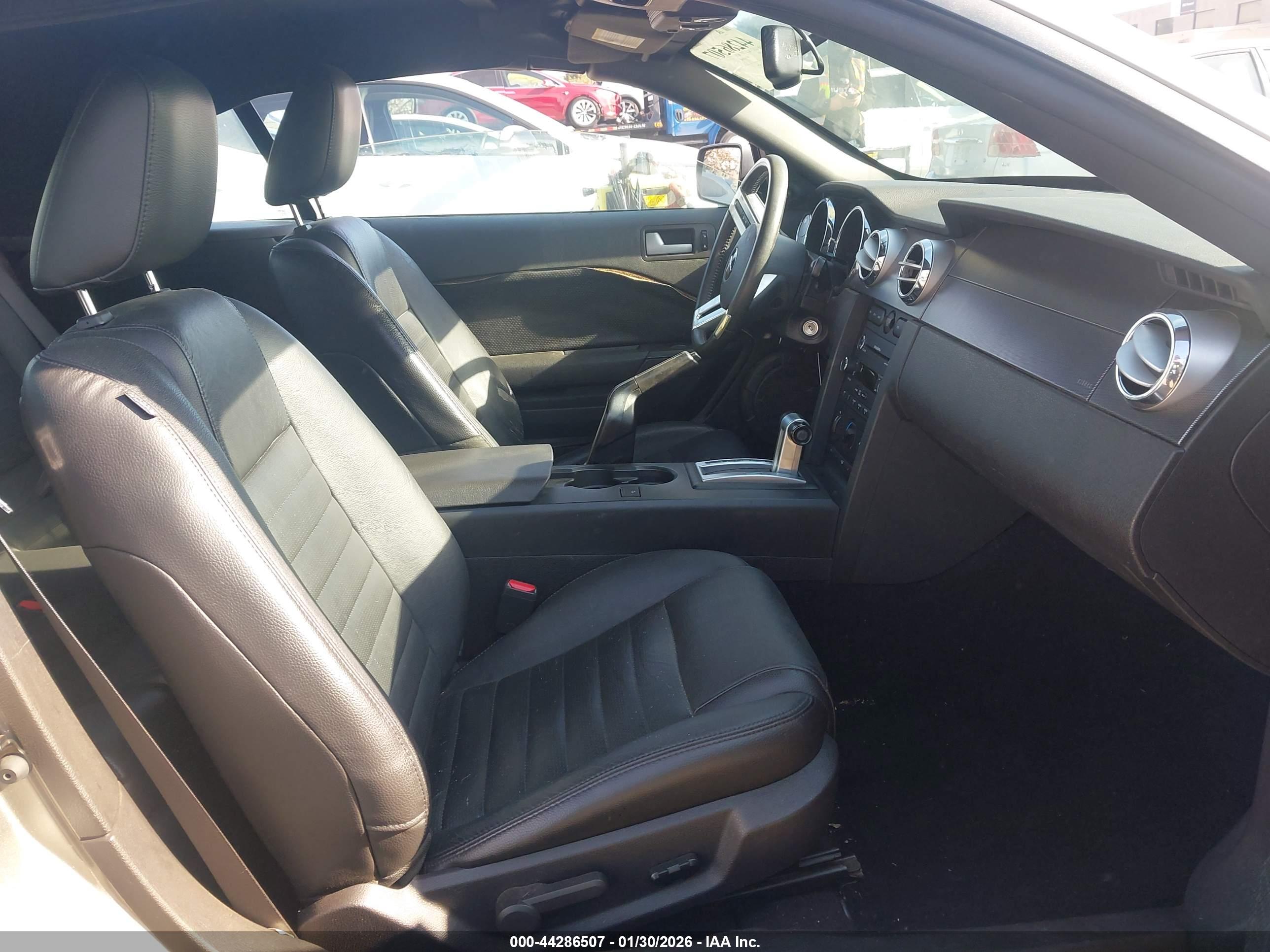 FORD MUSTANG image 5