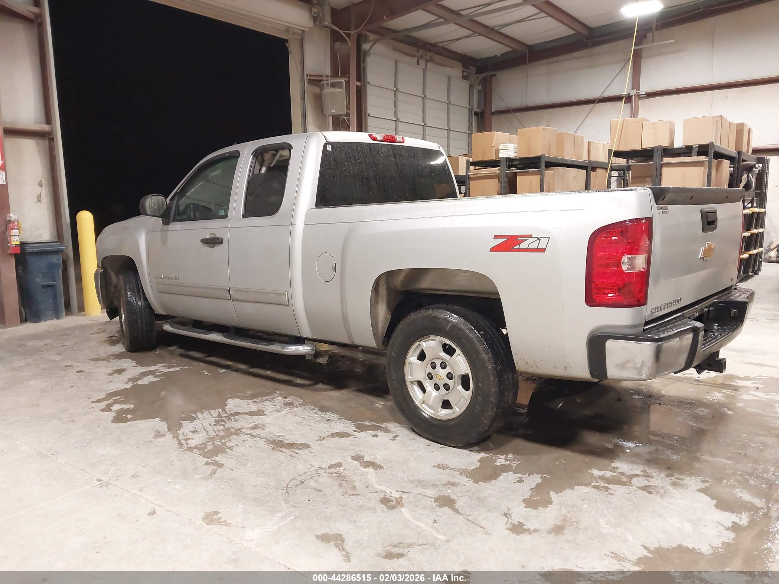 CHEVROLET SILVERADO image 3
