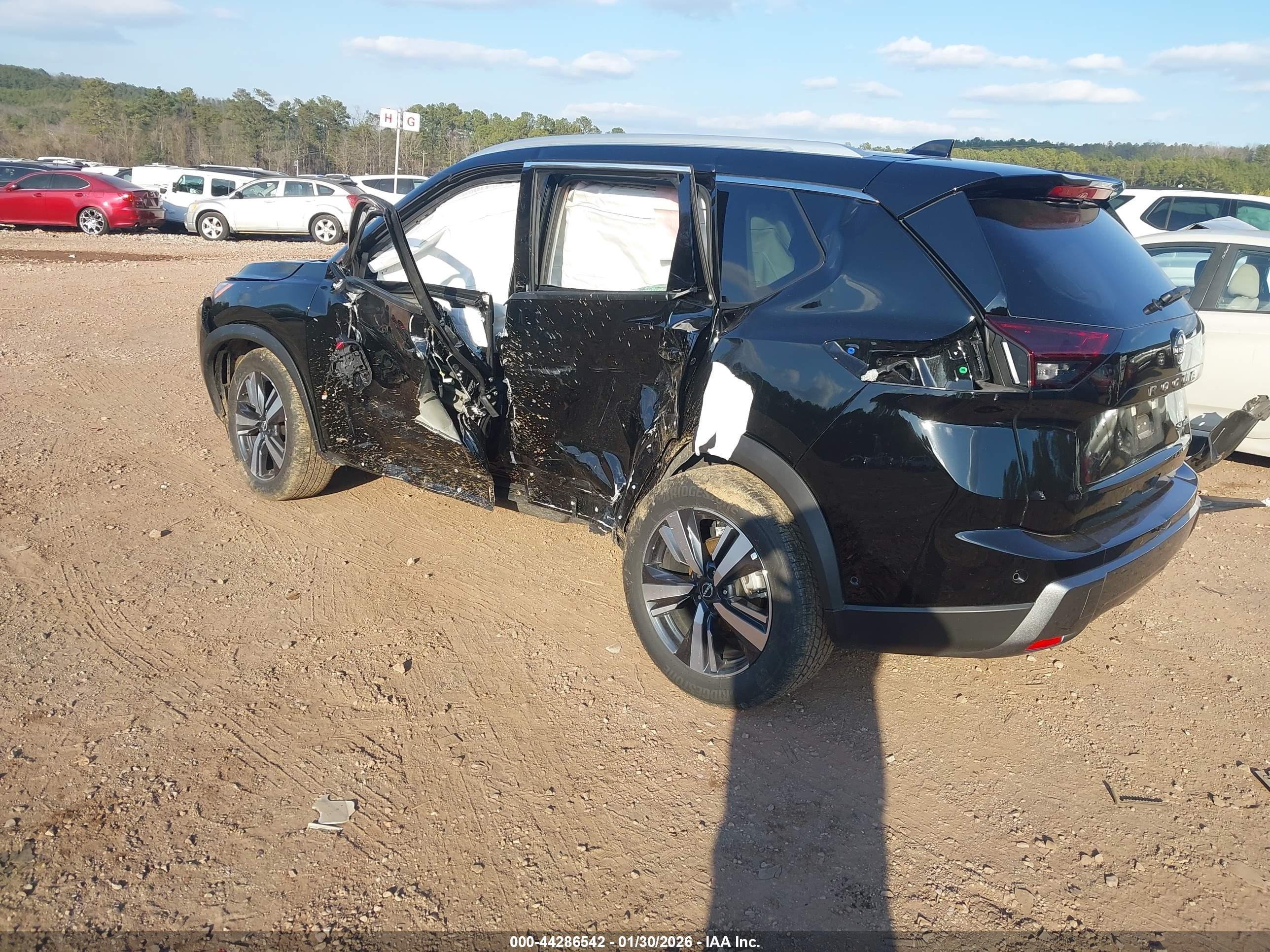NISSAN ROGUE image 3