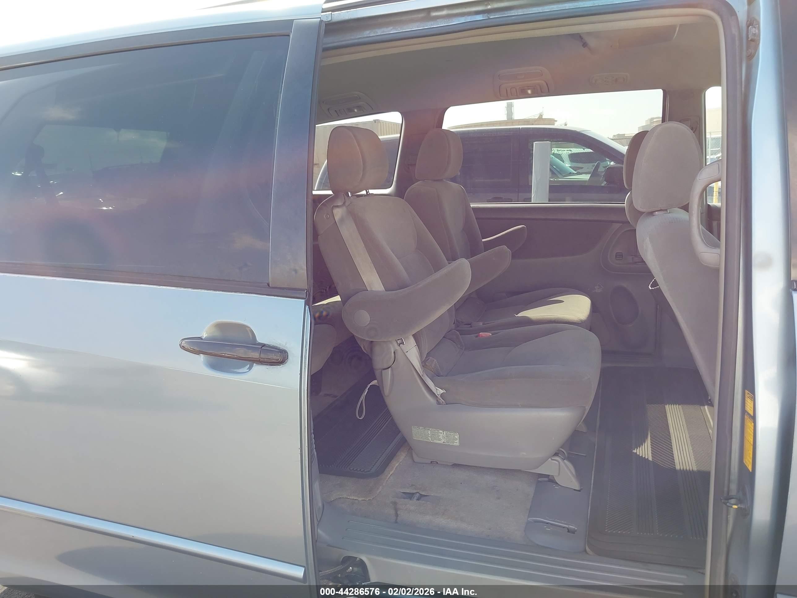 TOYOTA SIENNA image 8
