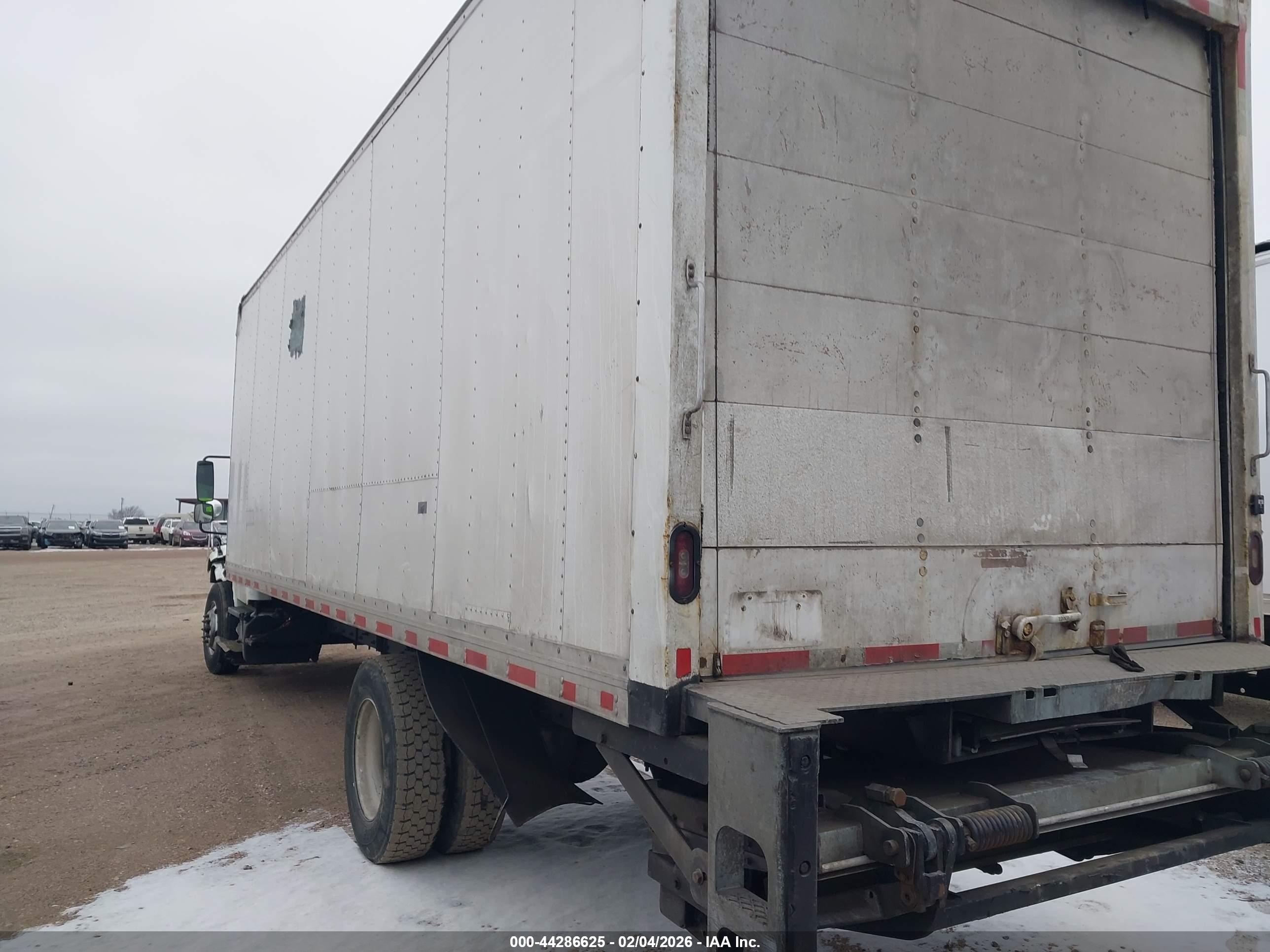 FREIGHTLINER M2 image 3