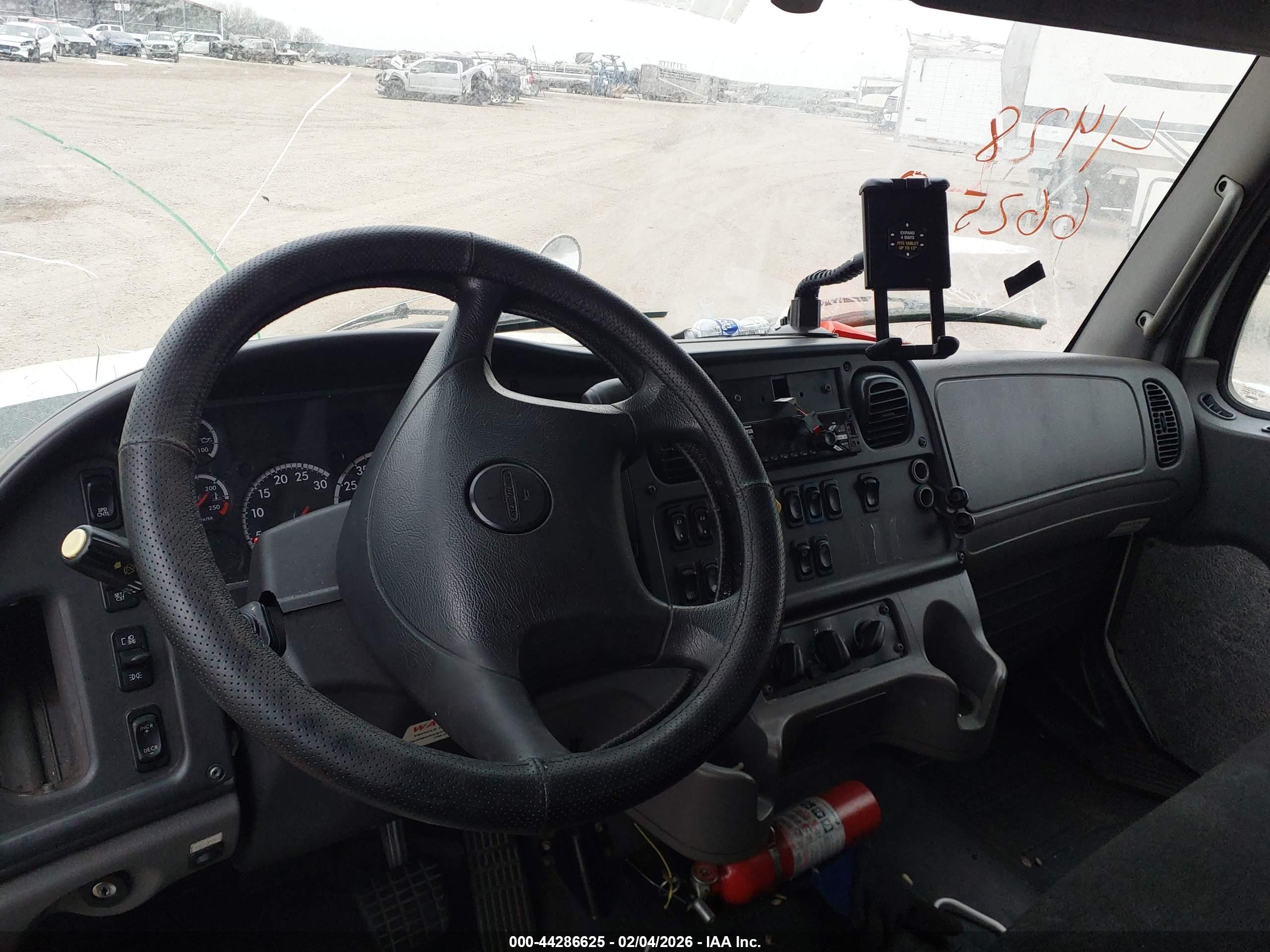 FREIGHTLINER M2 image 7