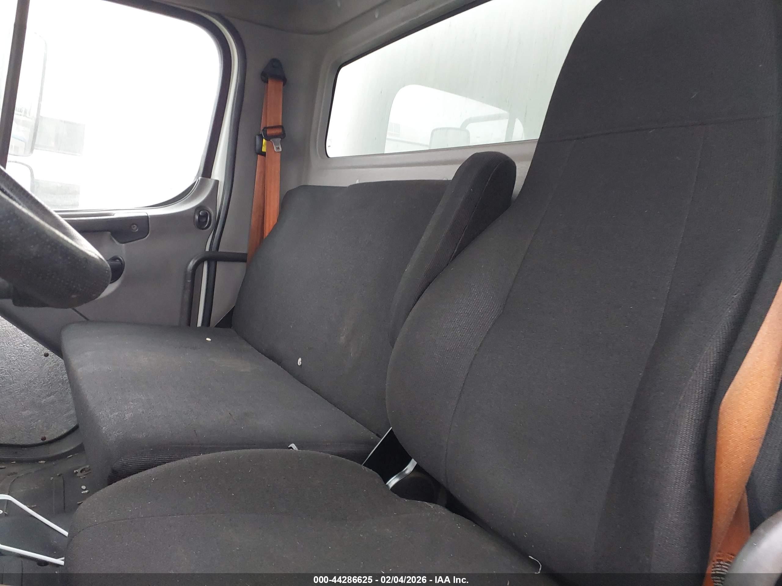 FREIGHTLINER M2 image 8