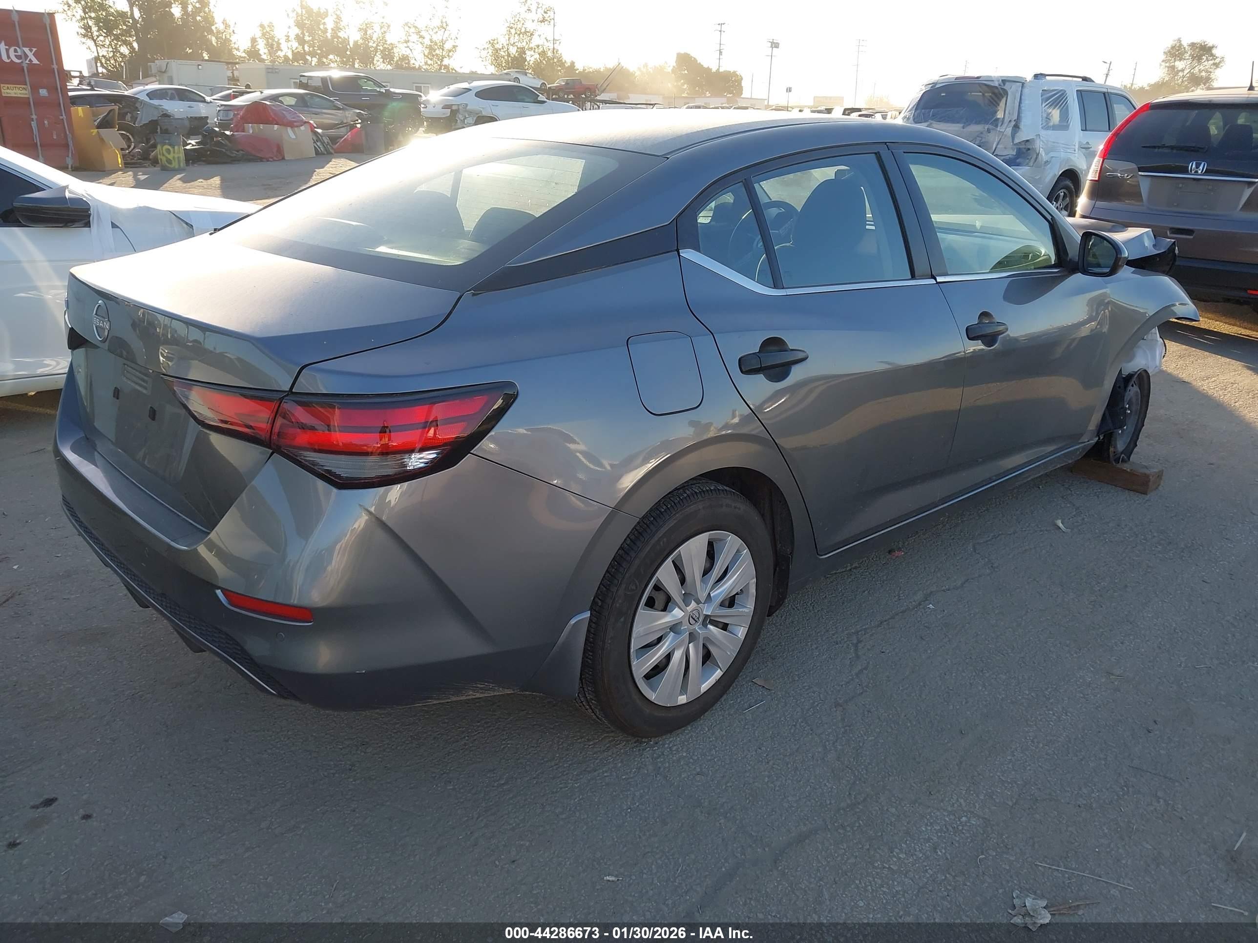 NISSAN SENTRA image 4