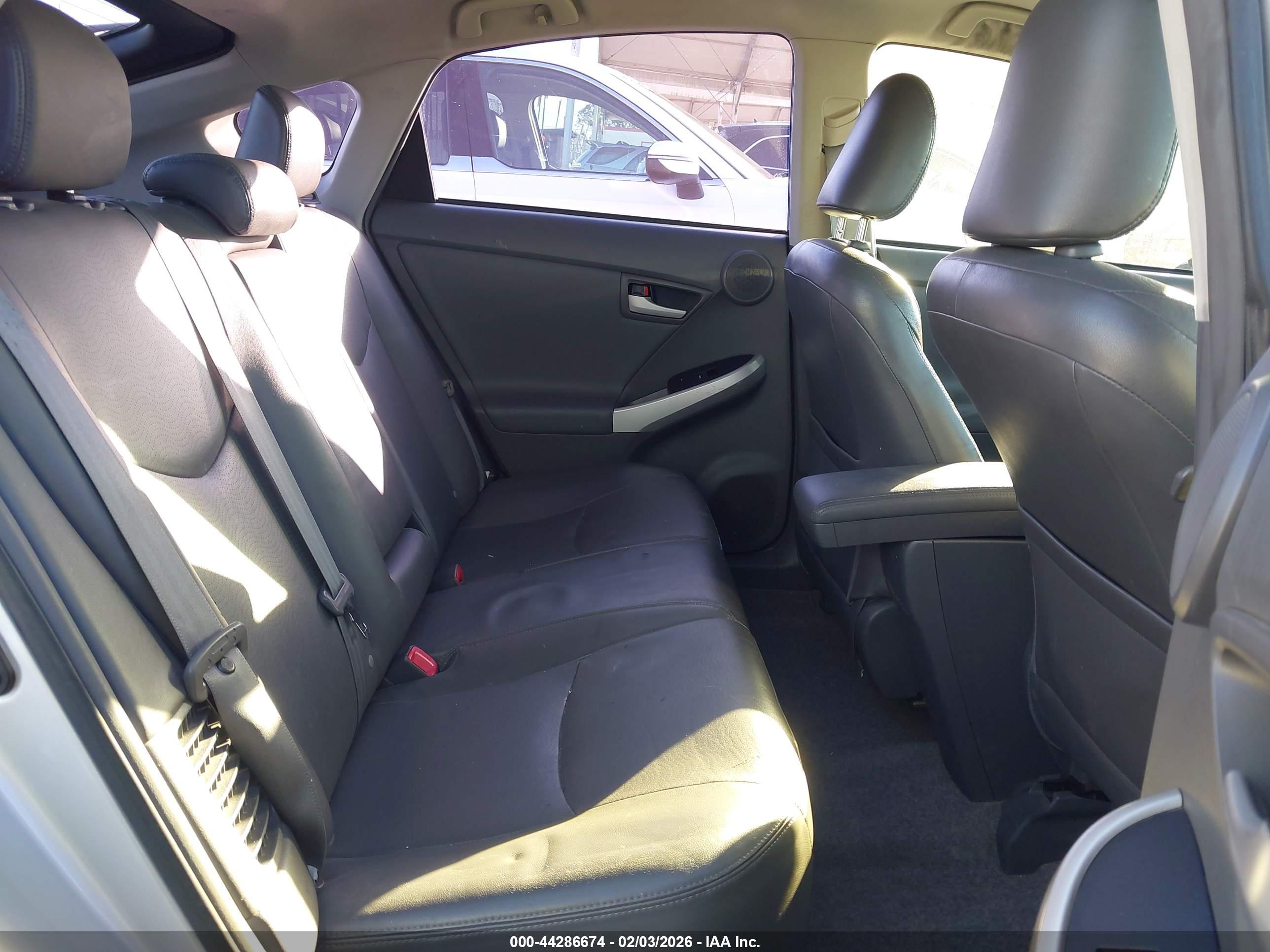 TOYOTA PRIUS image 8