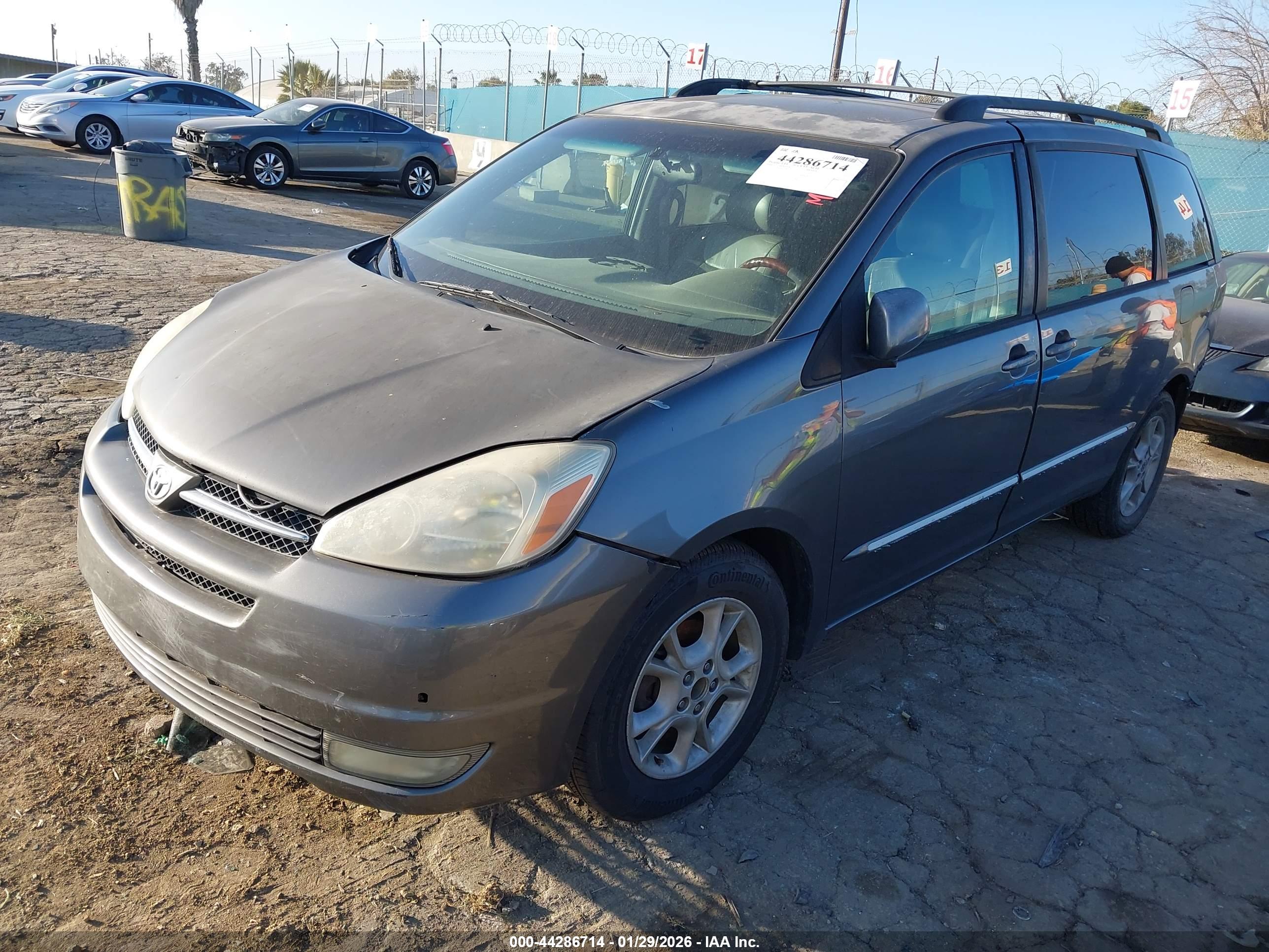 TOYOTA SIENNA image 2