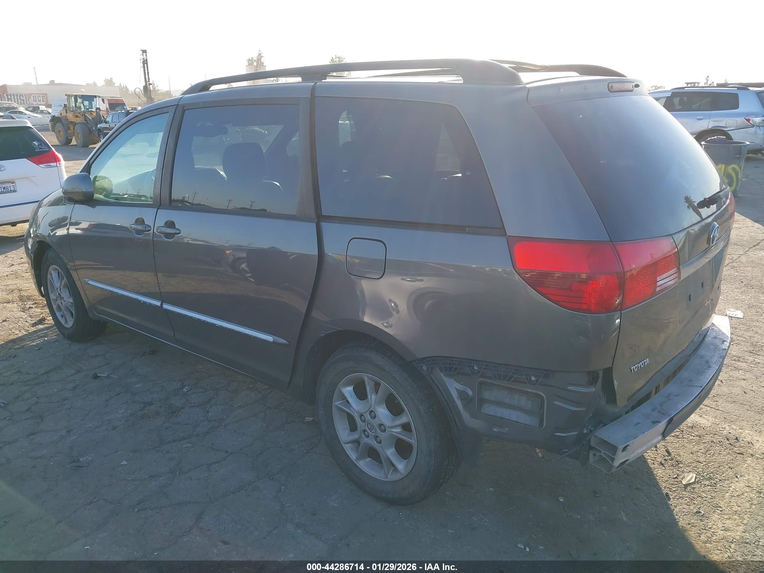 TOYOTA SIENNA image 3