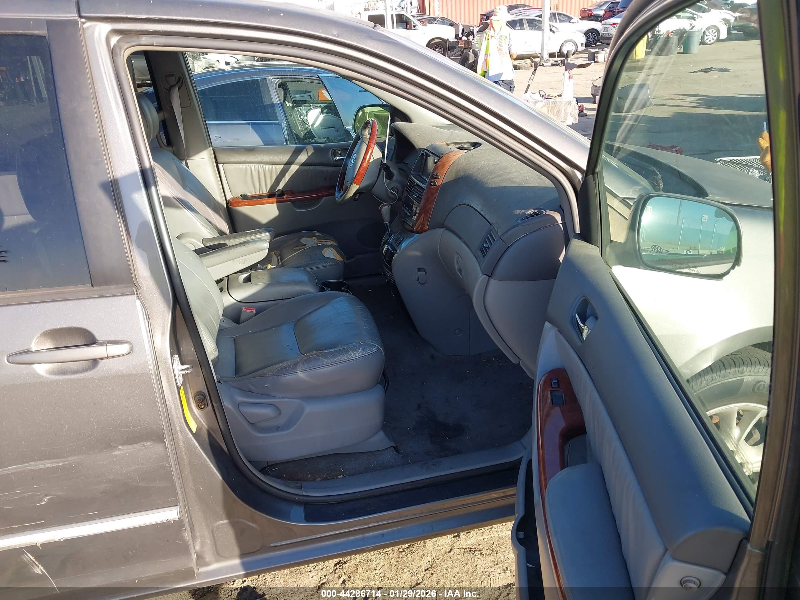 TOYOTA SIENNA image 5