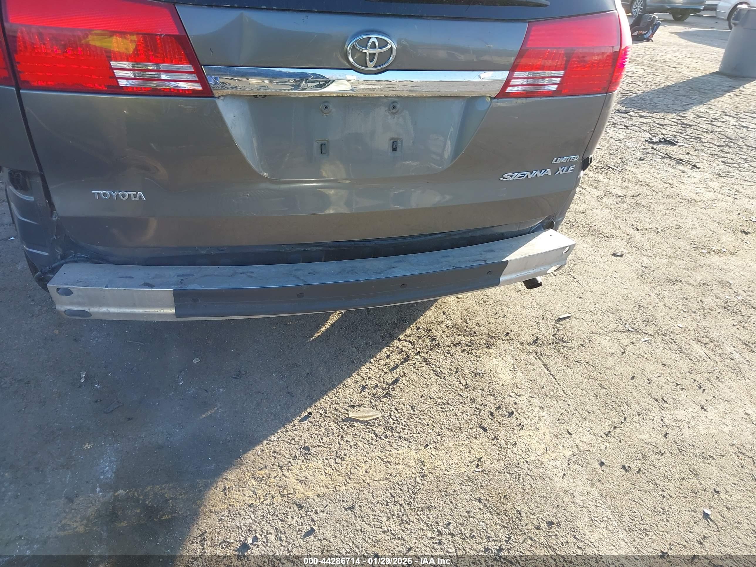 TOYOTA SIENNA image 6