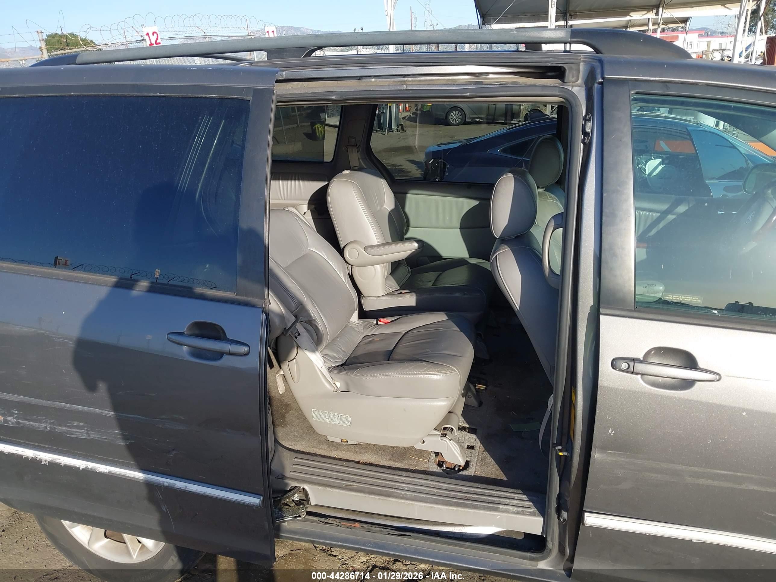 TOYOTA SIENNA image 8